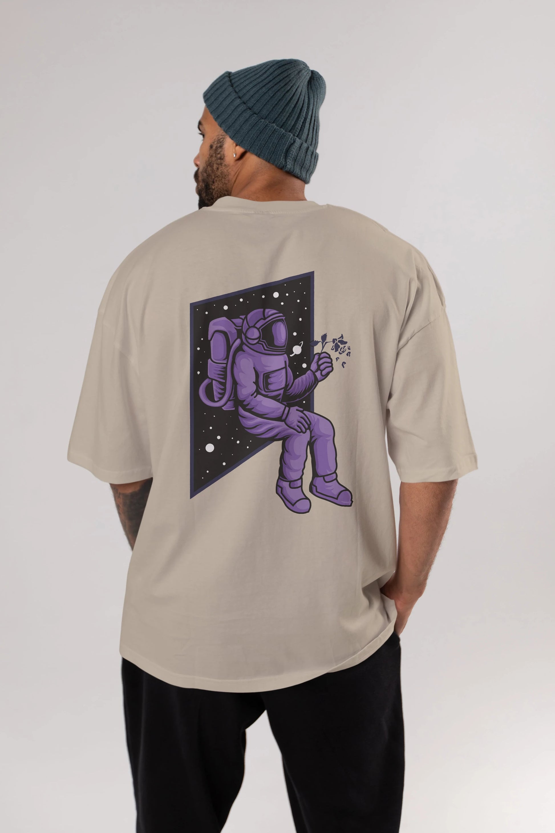 Astronaut holding black rose Arka Baskılı Oversize t-shirt Erkek Kadın Unisex