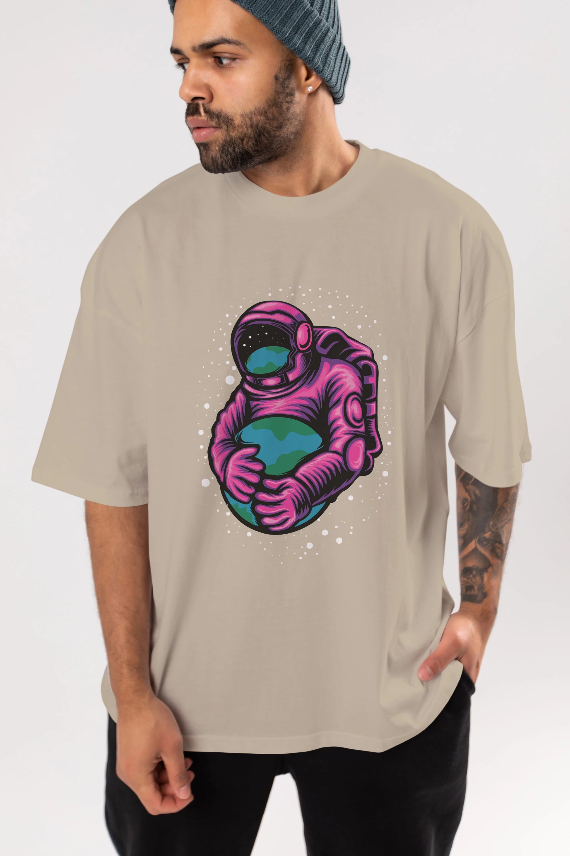Astronaut Holding Up The Earth Ön Baskılı Oversize t-shirt Erkek Kadın Unisex