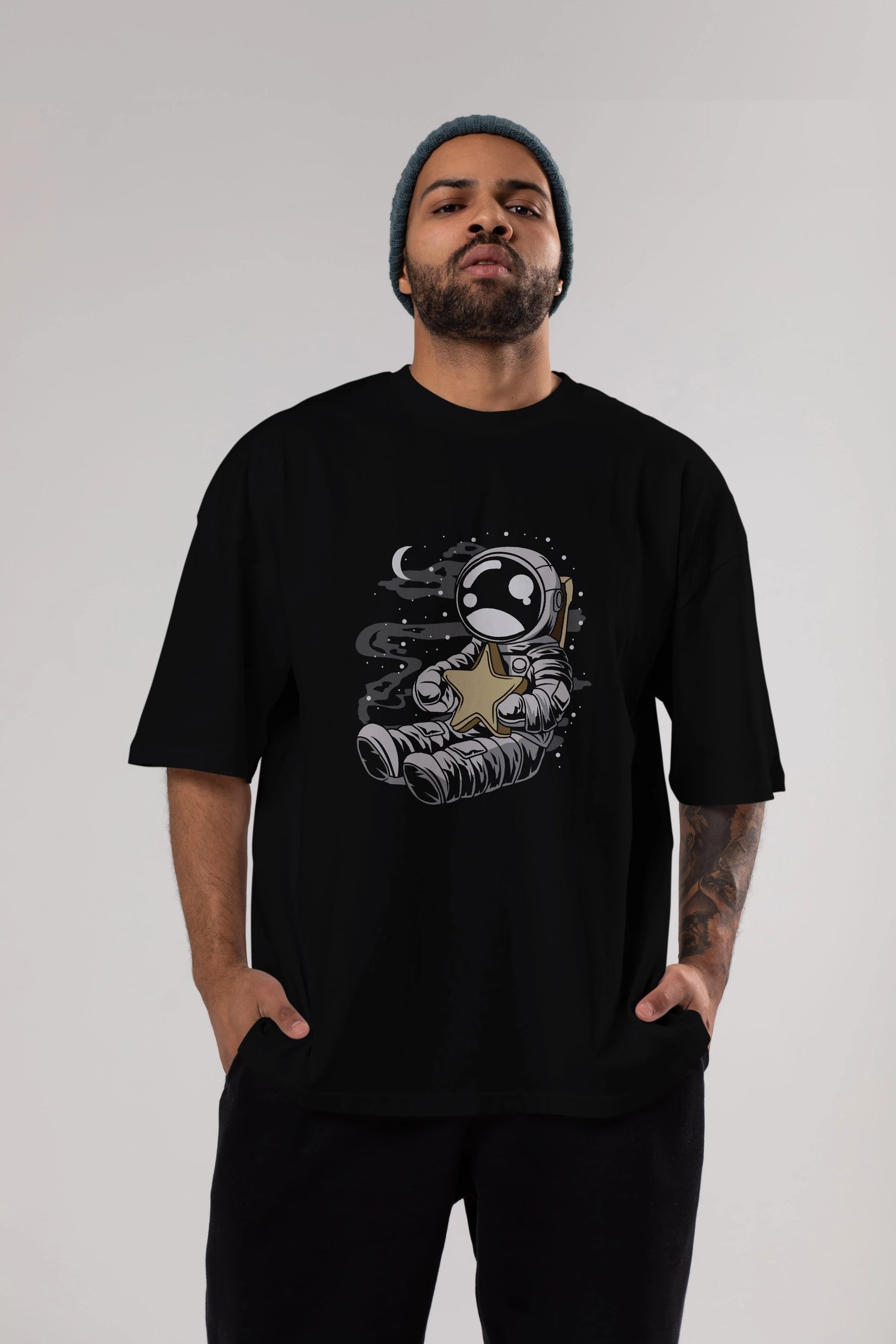 Astronaut Holding The Star Ön Baskılı Oversize t-shirt Erkek Kadın Unisex