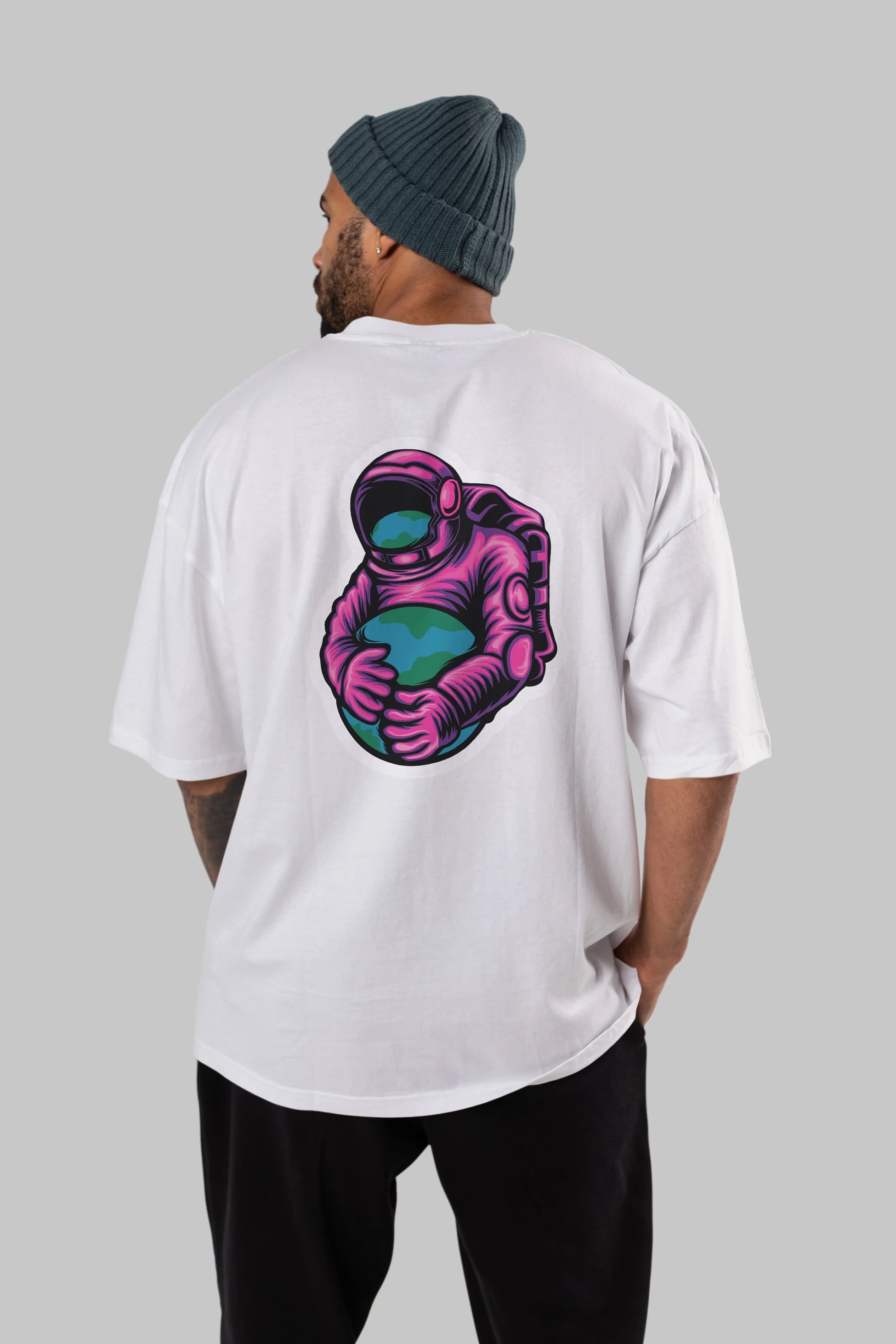 Astronaut Holding Up The Earth Sticker Arka Baskılı Oversize t-shirt Erkek Kadın Unisex