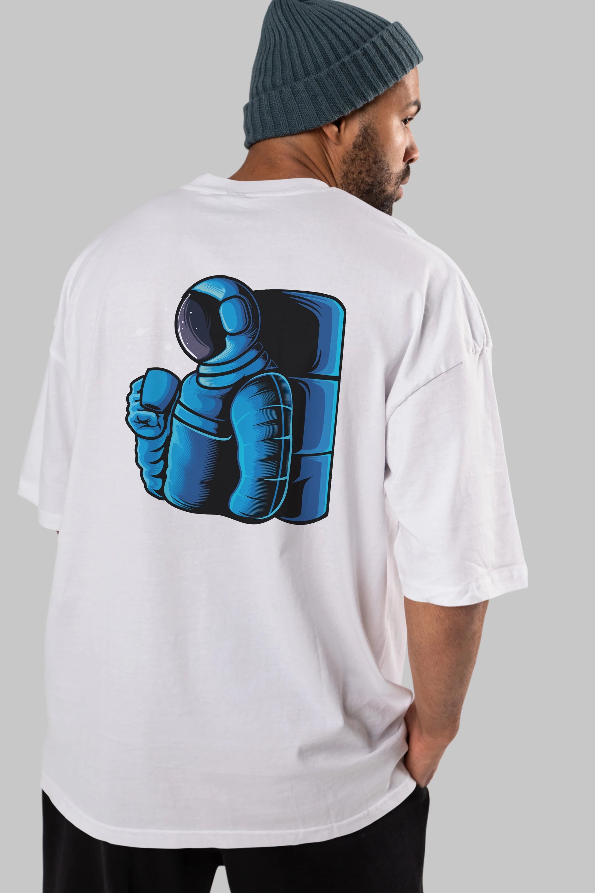 Drinking coffee in space Arka Baskılı Oversize t-shirt Erkek Kadın Unisex