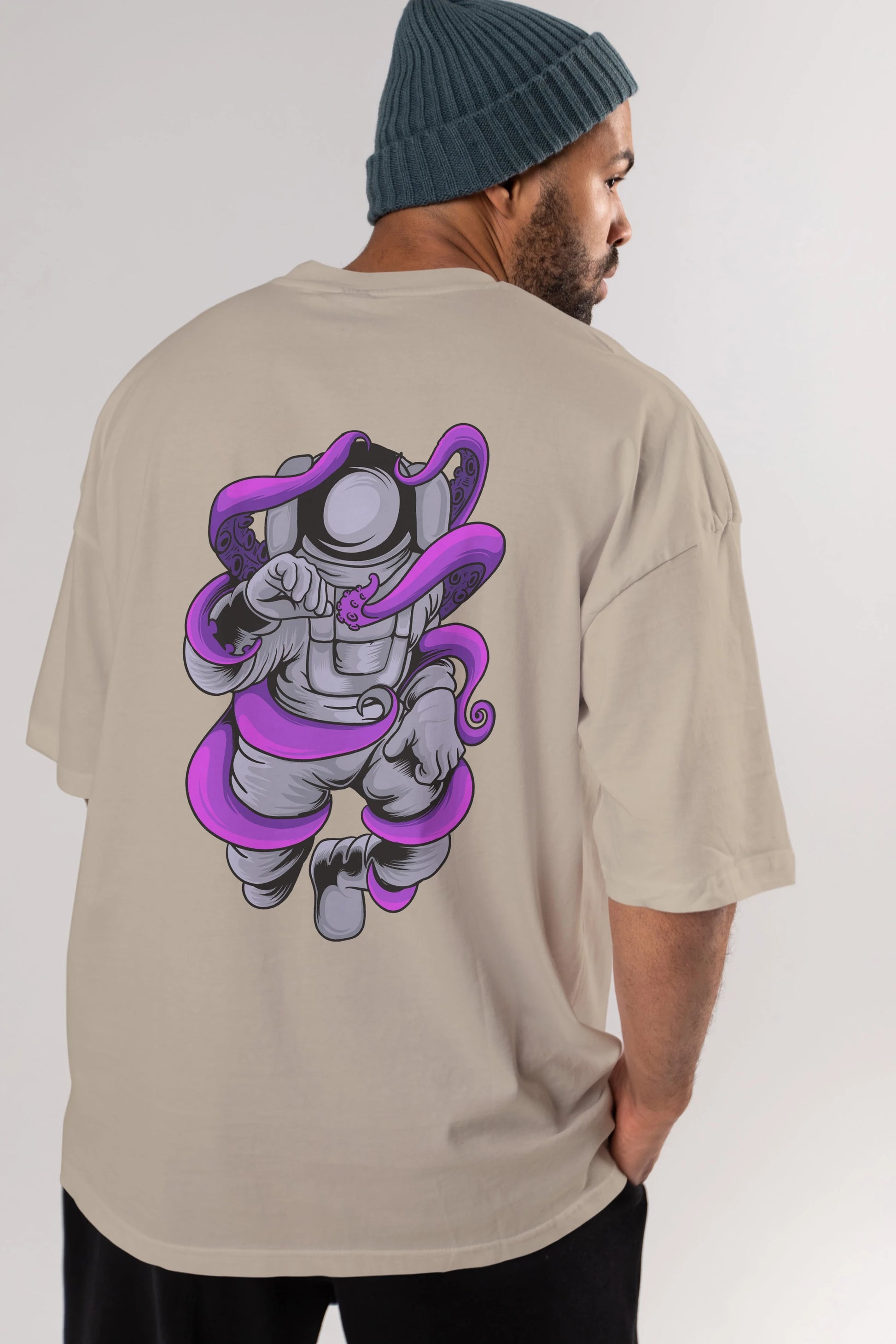 Astronaut fighting octopus Arka Baskılı Oversize t-shirt Erkek Kadın Unisex