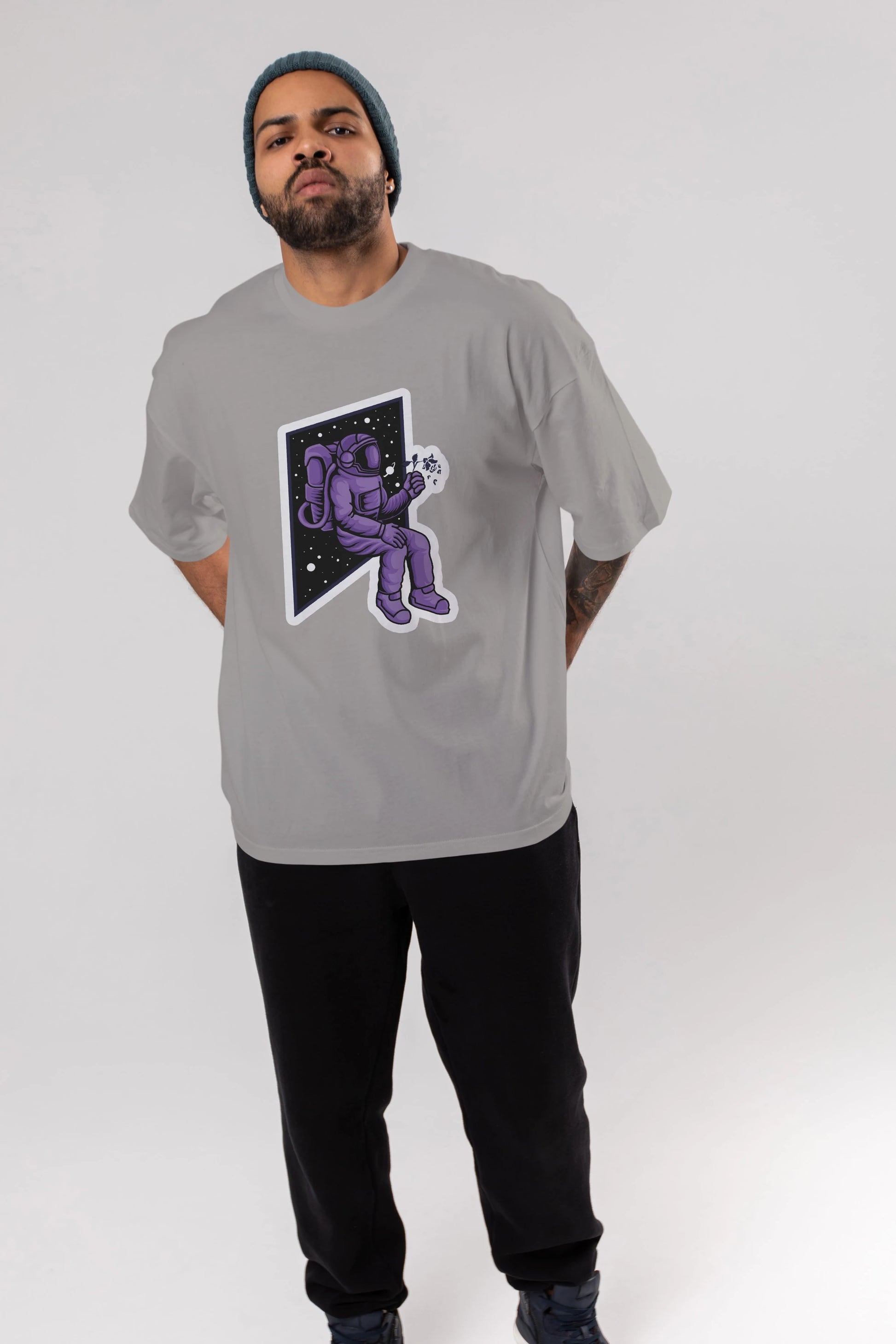 Astronaut holding black rose sticker Ön Baskılı Oversize t-shirt Erkek Kadın Unisex