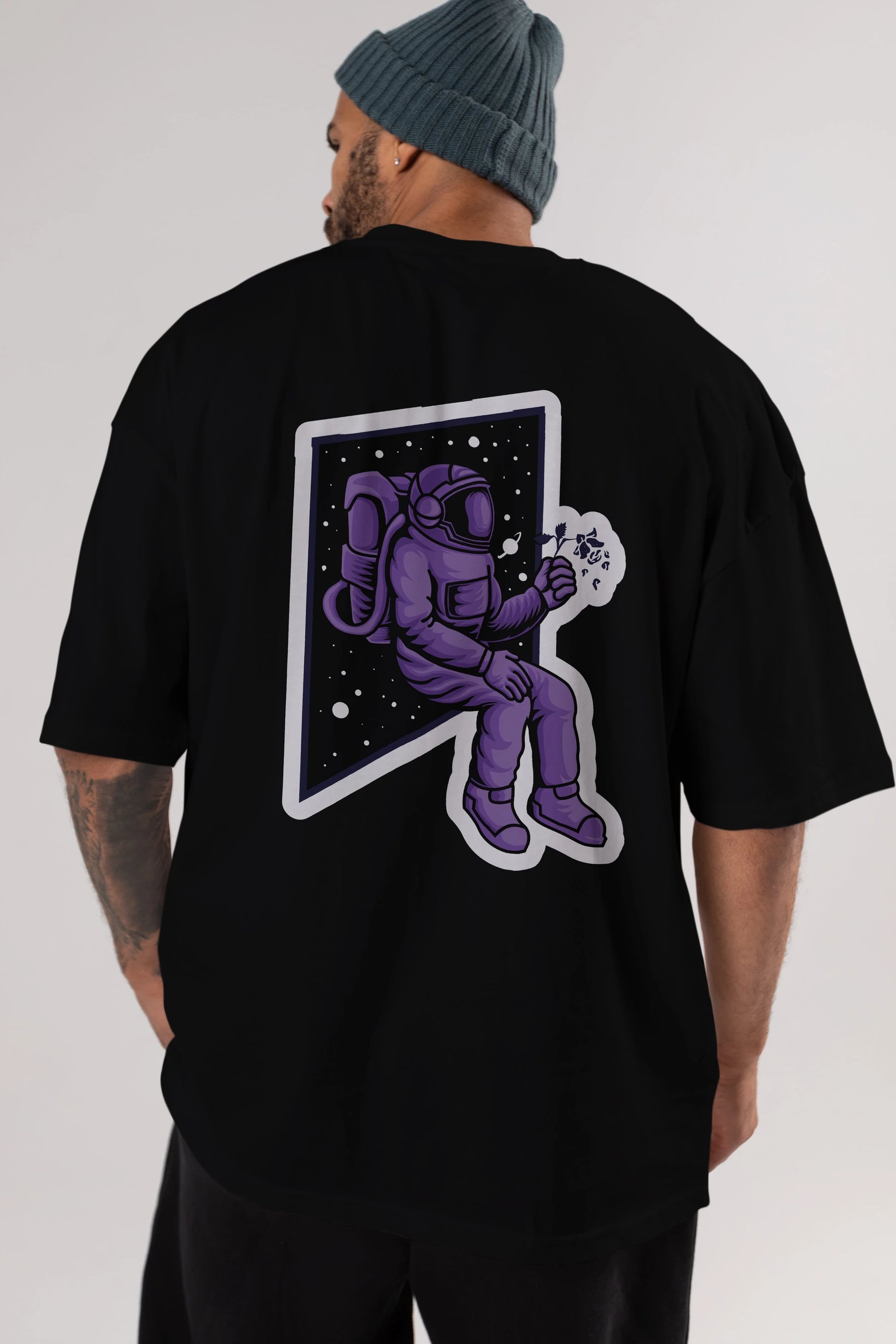 Astronaut holding black rose sticker Arka Baskılı Oversize t-shirt Erkek Kadın Unisex