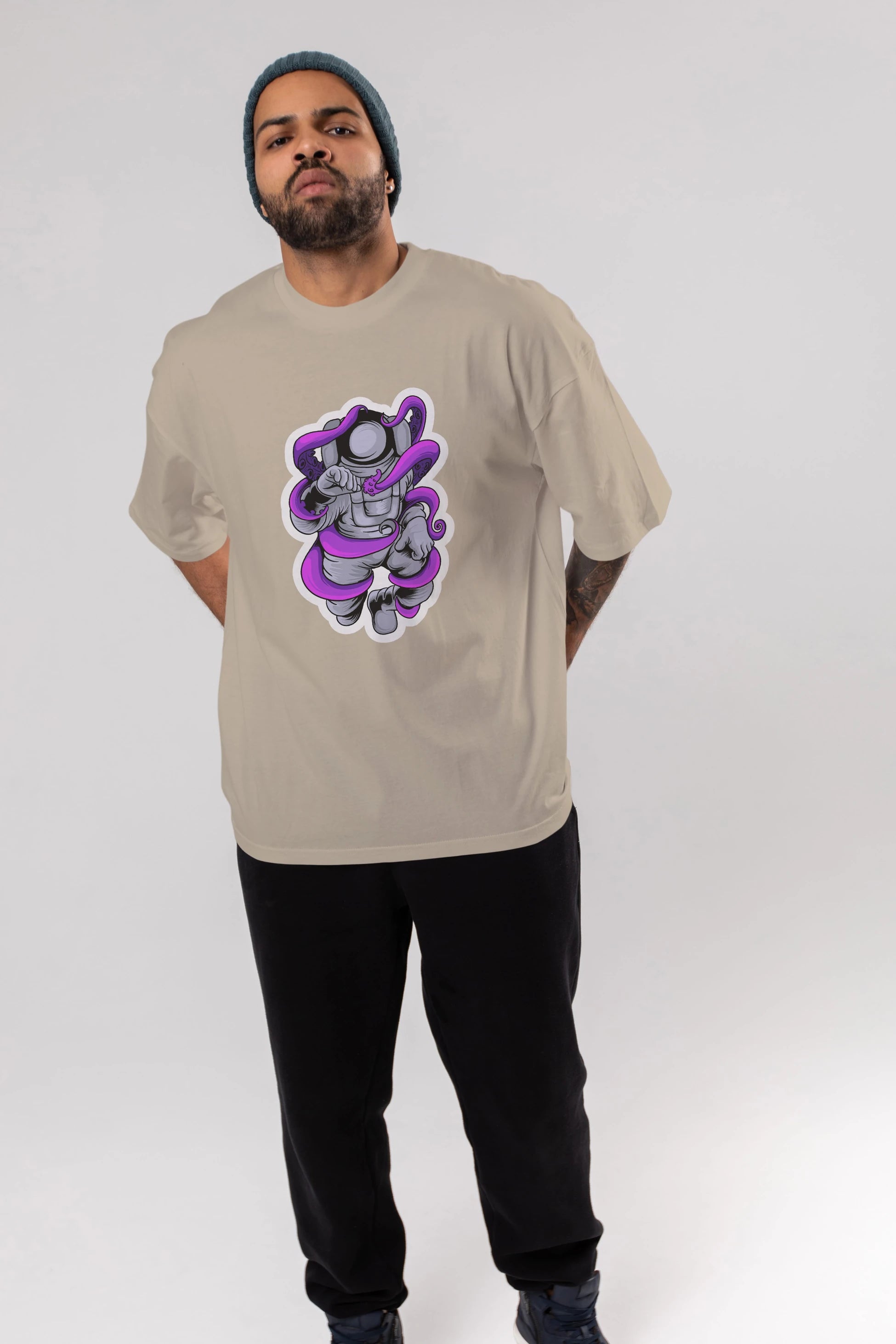 Astronaut fighting octopus sticker Ön Baskılı Oversize t-shirt Erkek Kadın Unisex