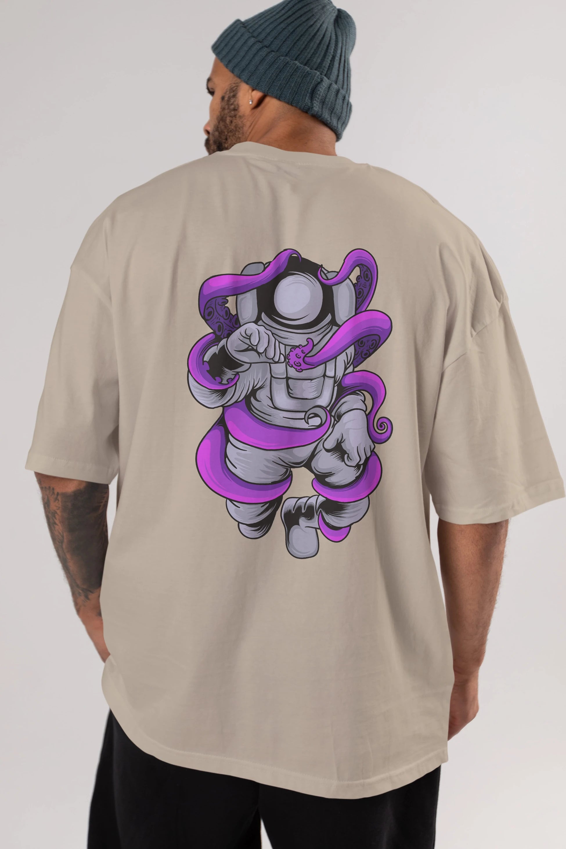 Astronaut fighting octopus Arka Baskılı Oversize t-shirt Erkek Kadın Unisex