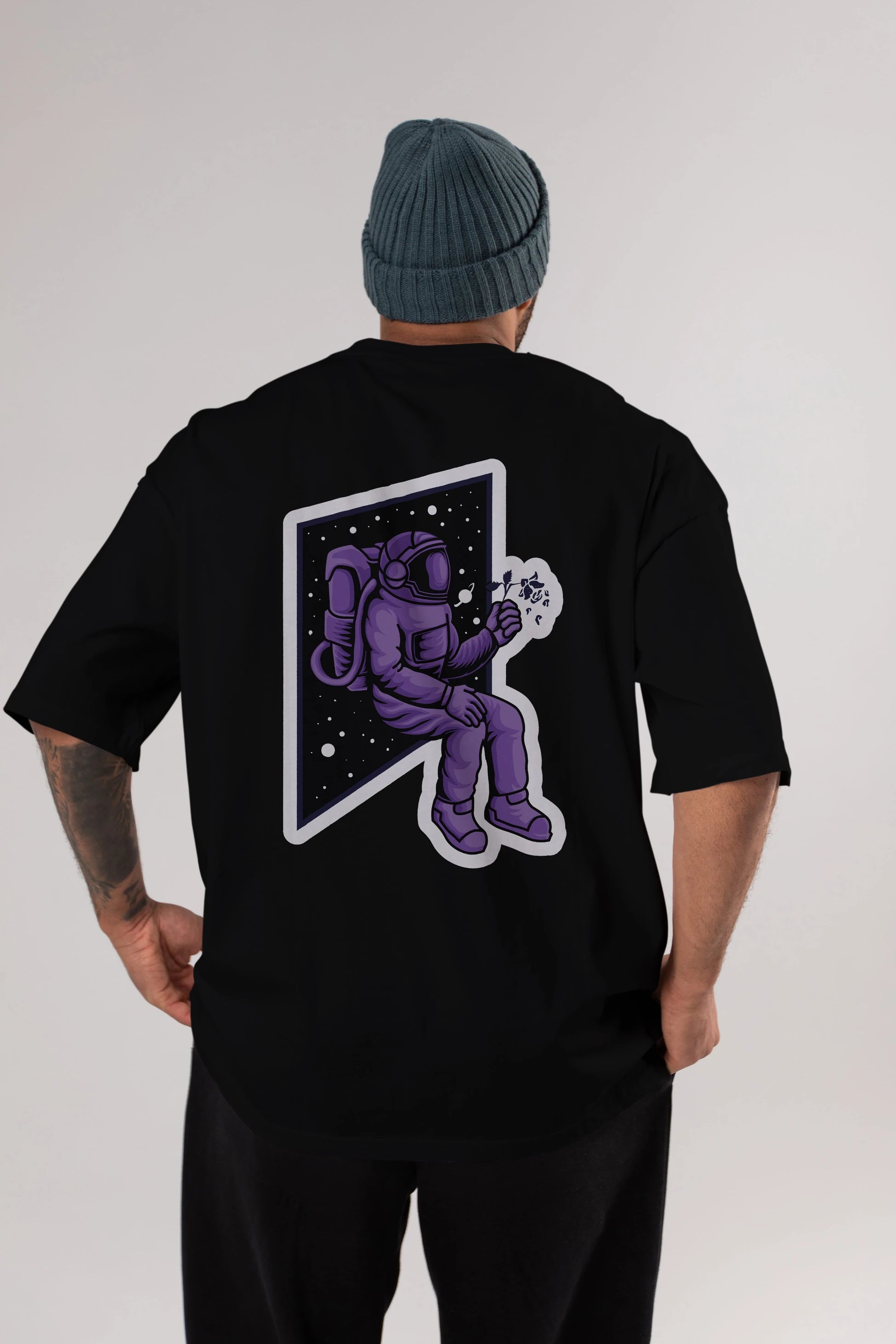 Astronaut holding black rose sticker Arka Baskılı Oversize t-shirt Erkek Kadın Unisex