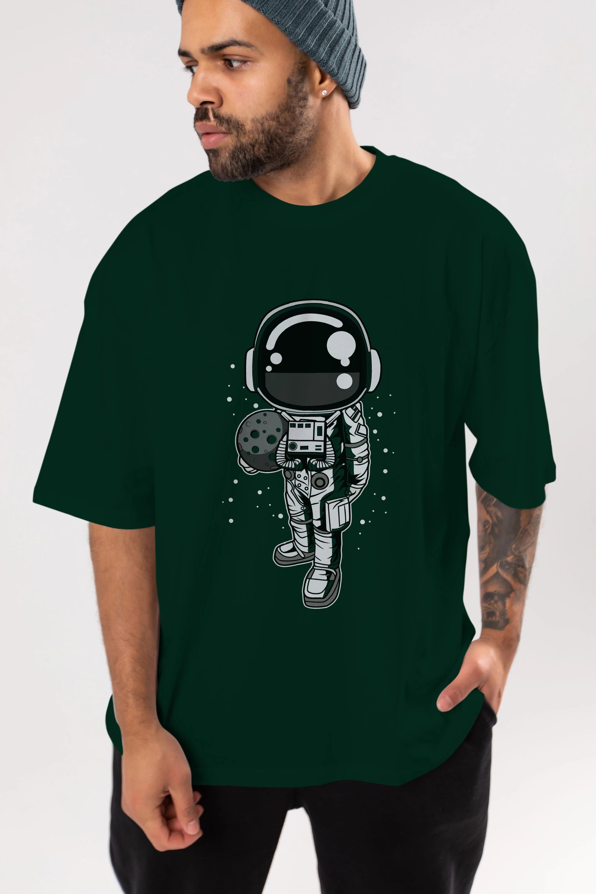 Astronaut Holding The Moon Ön Baskılı Oversize t-shirt Erkek Kadın Unisex