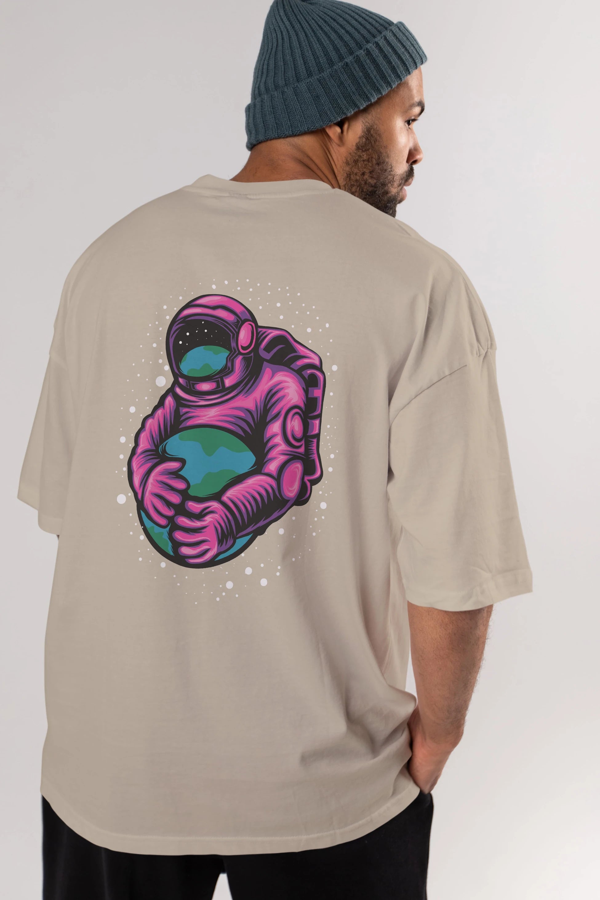 Astronaut Holding Up The Earth Arka Baskılı Oversize t-shirt Erkek Kadın Unisex