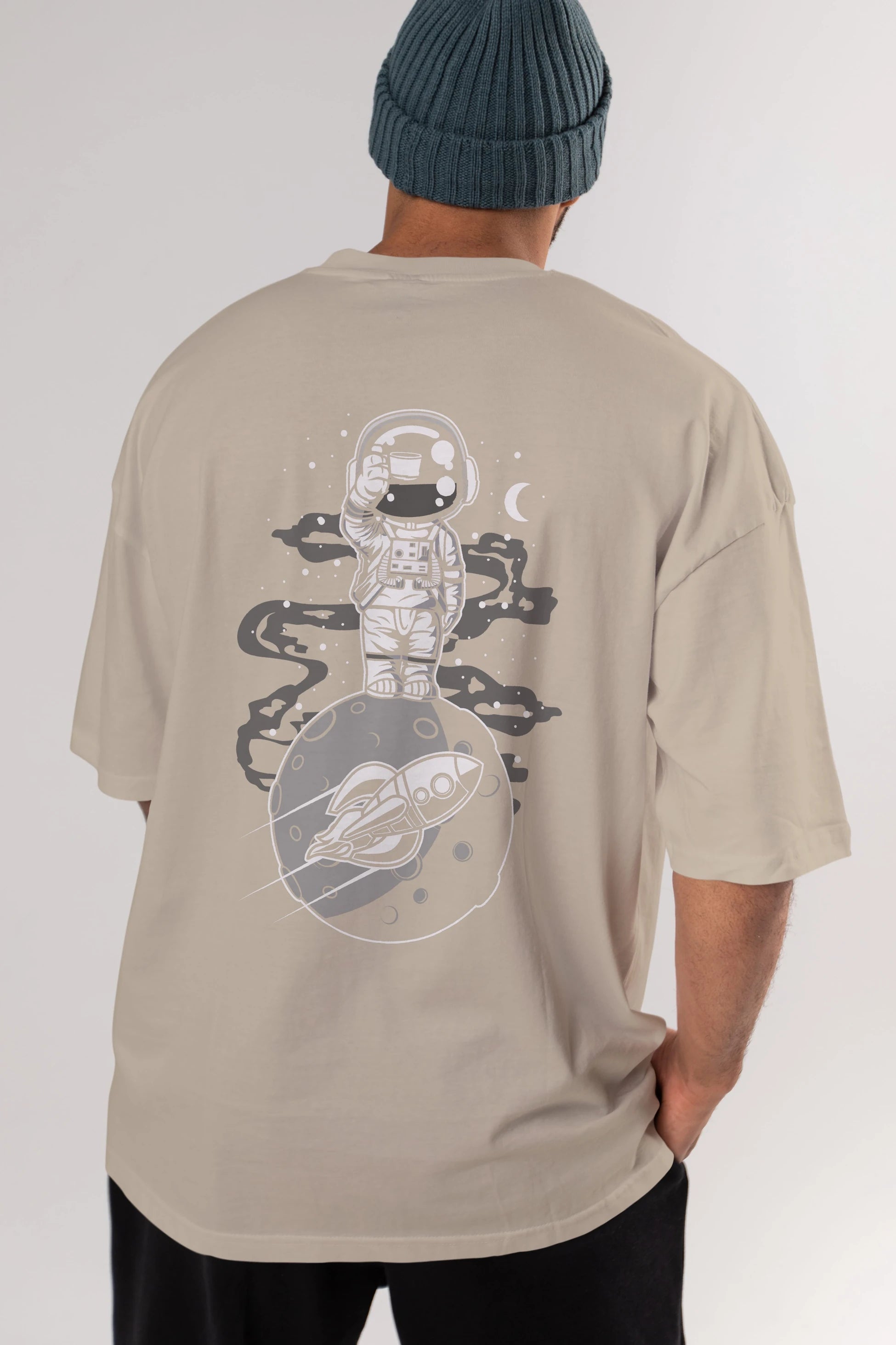 Astronaut Standing On The Moon Arka Baskılı Oversize t-shirt Erkek Kadın Unisex