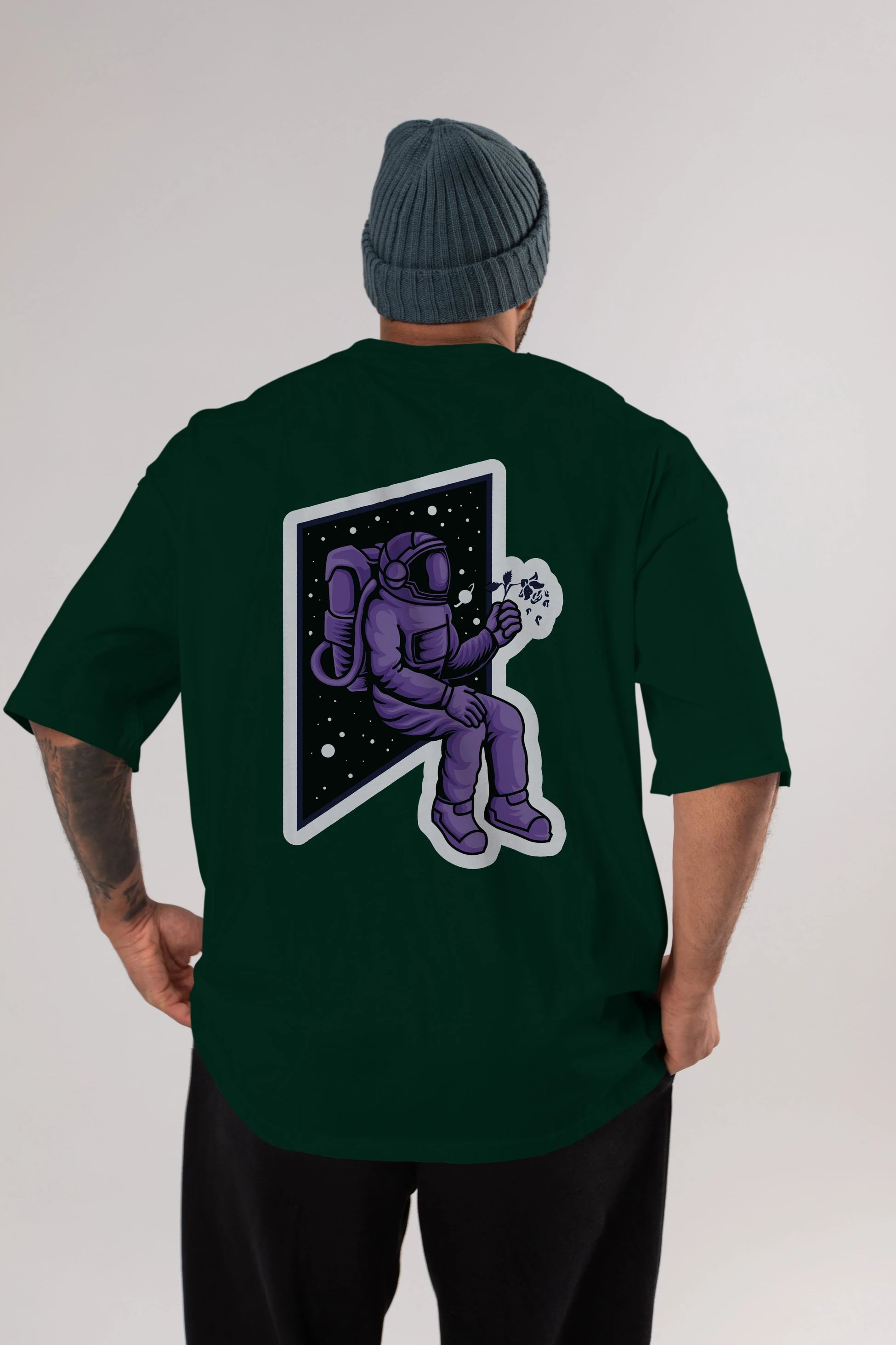 Astronaut holding black rose sticker Arka Baskılı Oversize t-shirt Erkek Kadın Unisex