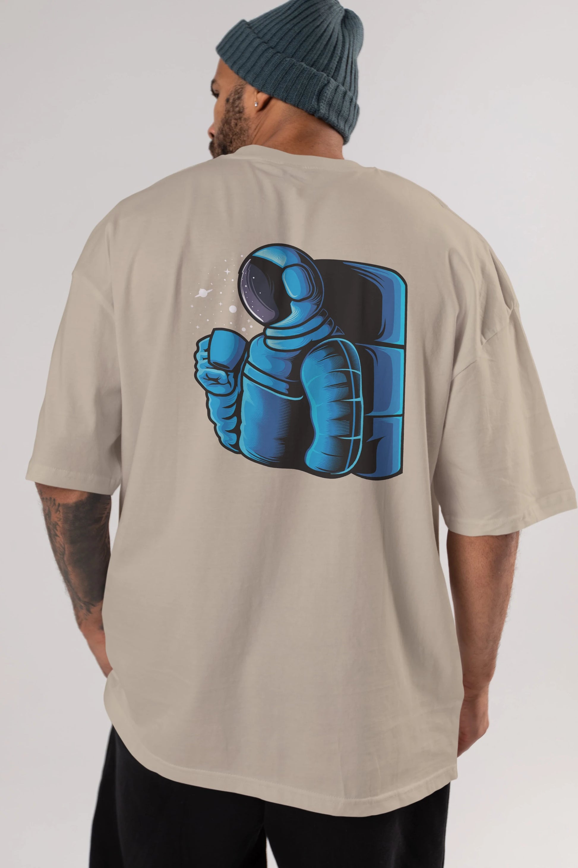 Drinking coffee in space Arka Baskılı Oversize t-shirt Erkek Kadın Unisex