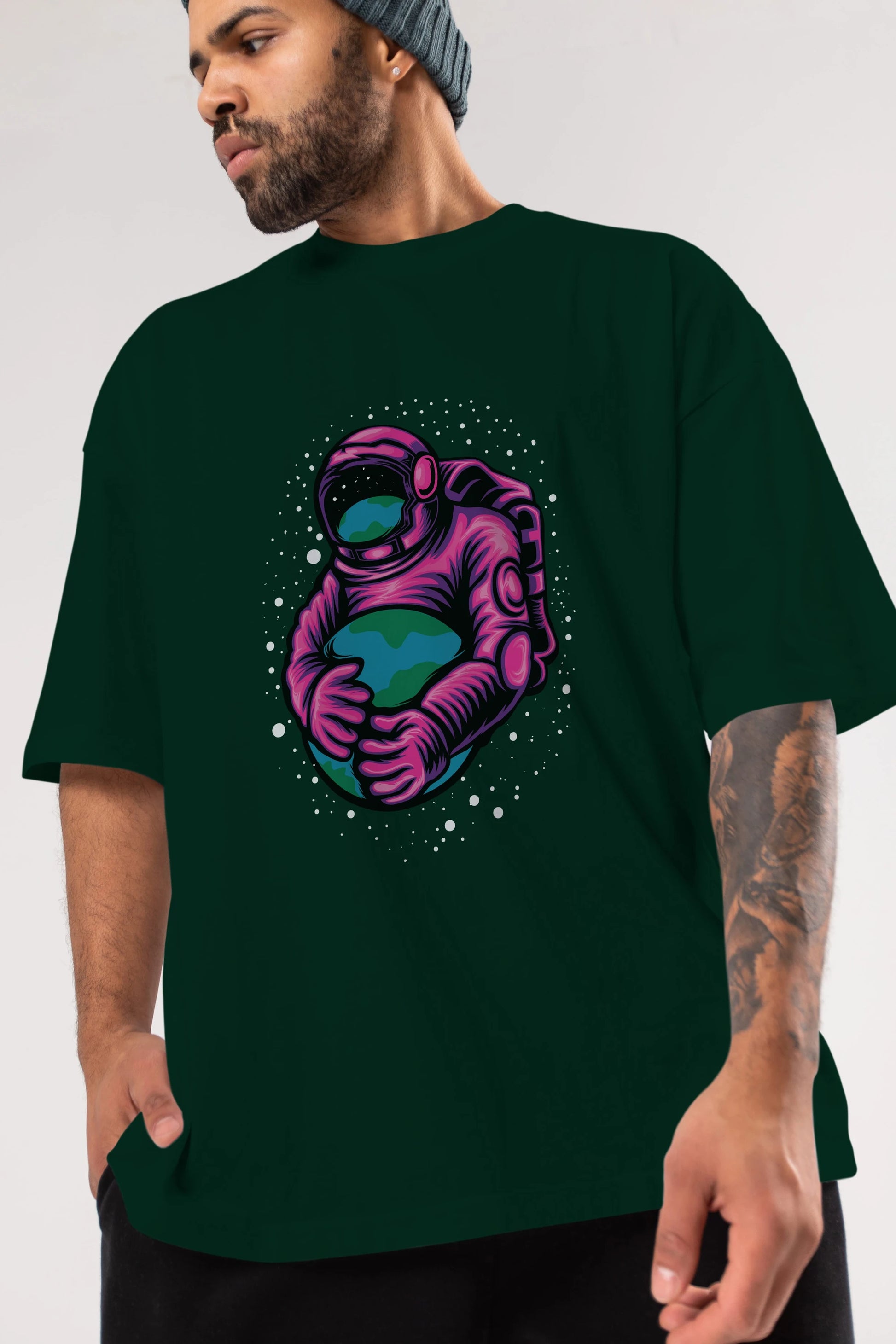 Astronaut Holding Up The Earth Ön Baskılı Oversize t-shirt Erkek Kadın Unisex