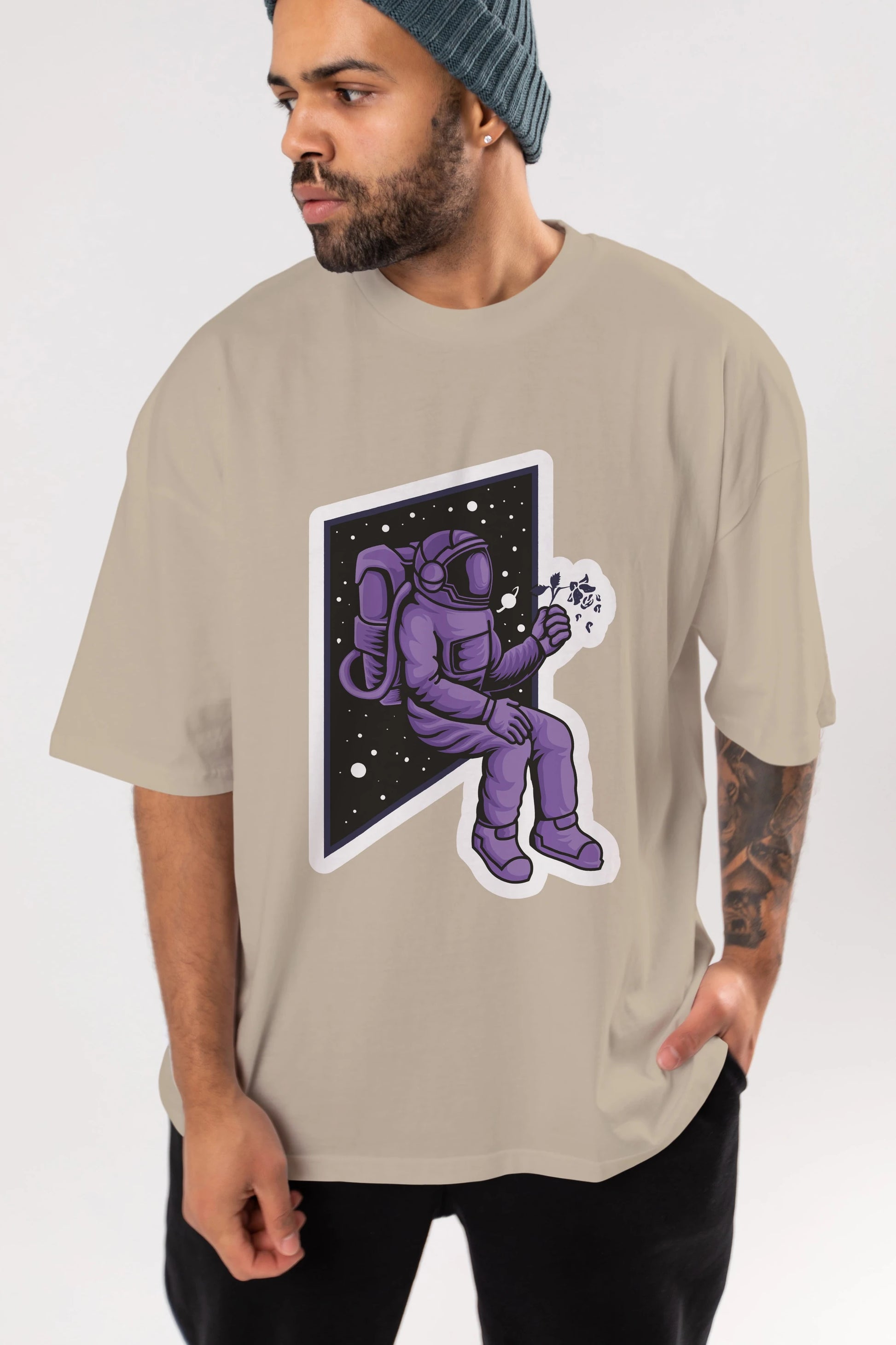 Astronaut holding black rose sticker Ön Baskılı Oversize t-shirt Erkek Kadın Unisex