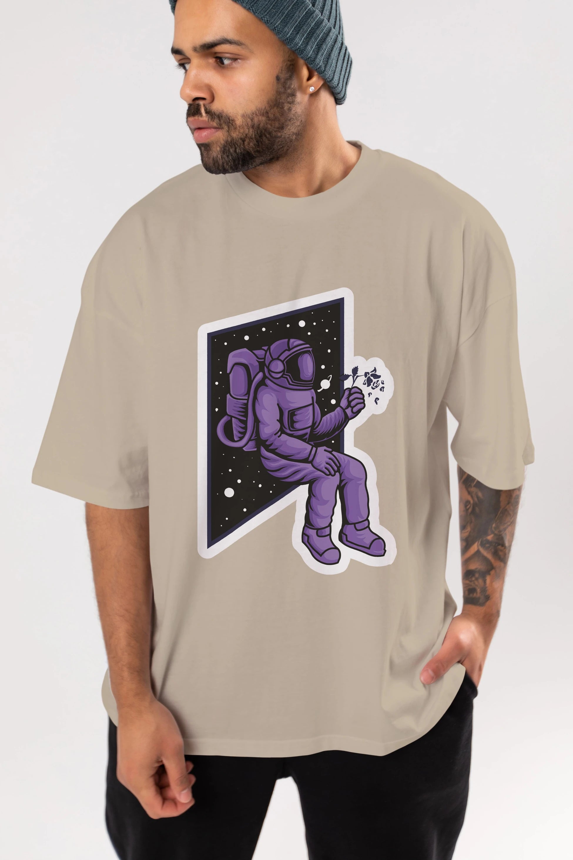 Astronaut holding black rose sticker Ön Baskılı Oversize t-shirt Erkek Kadın Unisex