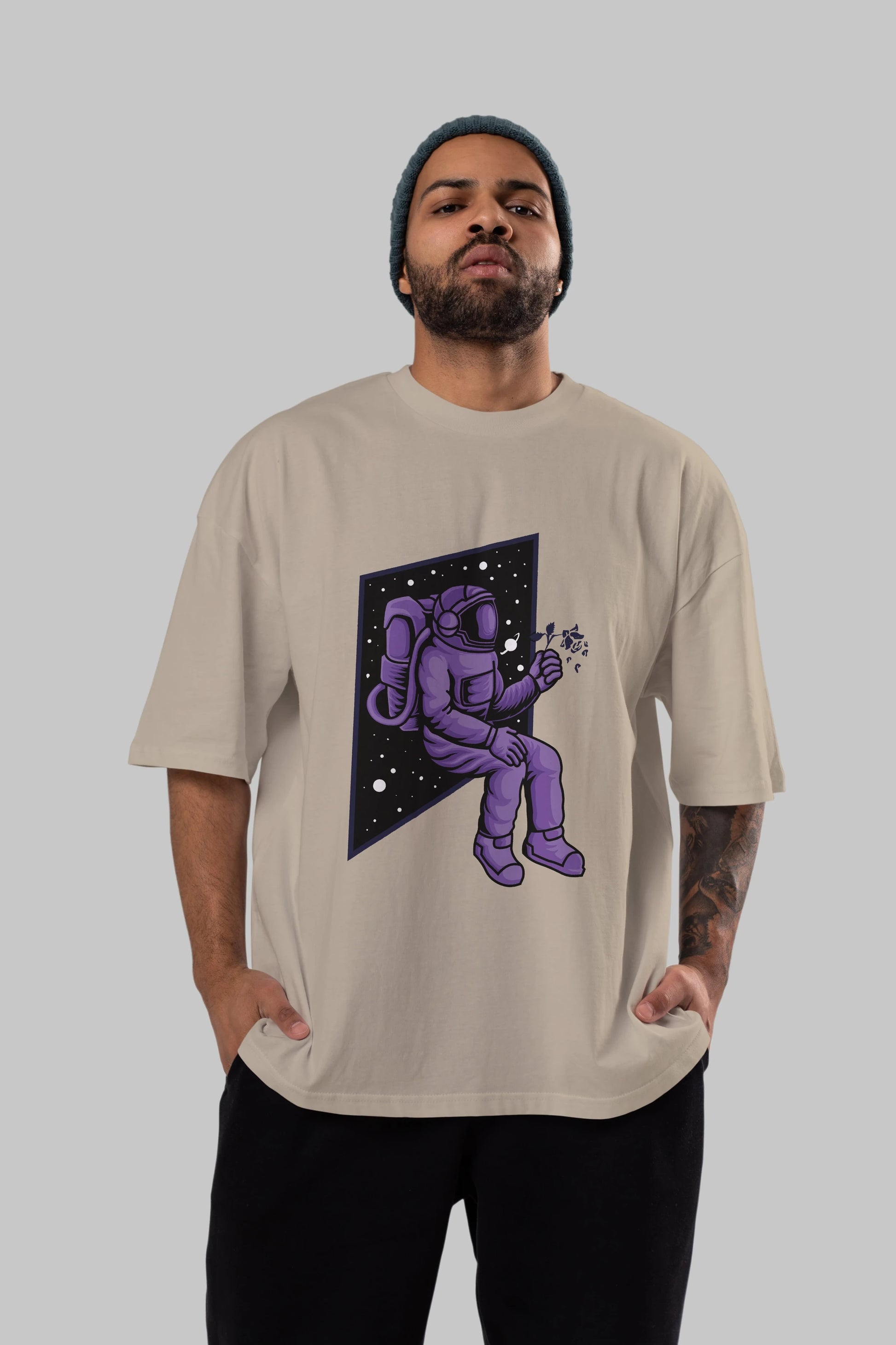 Astronaut holding black rose Ön Baskılı Oversize t-shirt Erkek Kadın Unisex