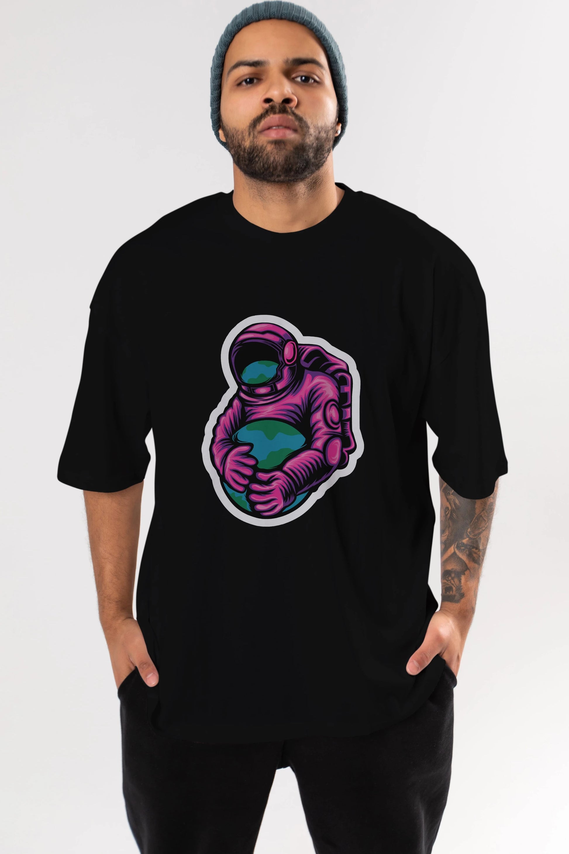 Astronaut Holding Up The Earth Sticker Ön Baskılı Oversize t-shirt Erkek Kadın Unisex