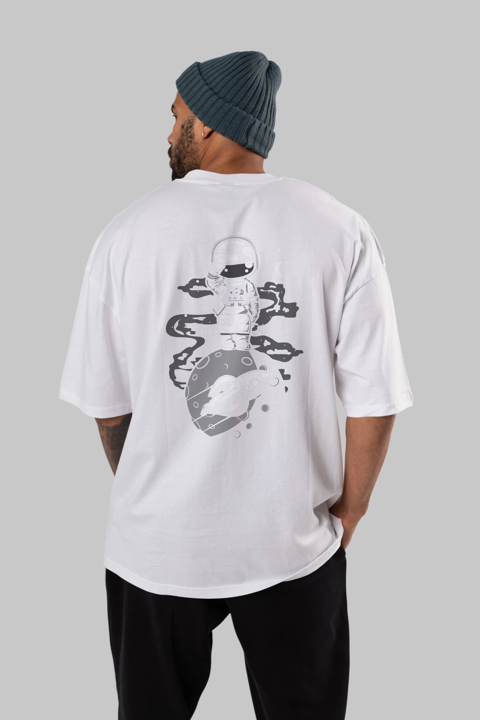 Astronaut Standing On The Moon Arka Baskılı Oversize t-shirt Erkek Kadın Unisex