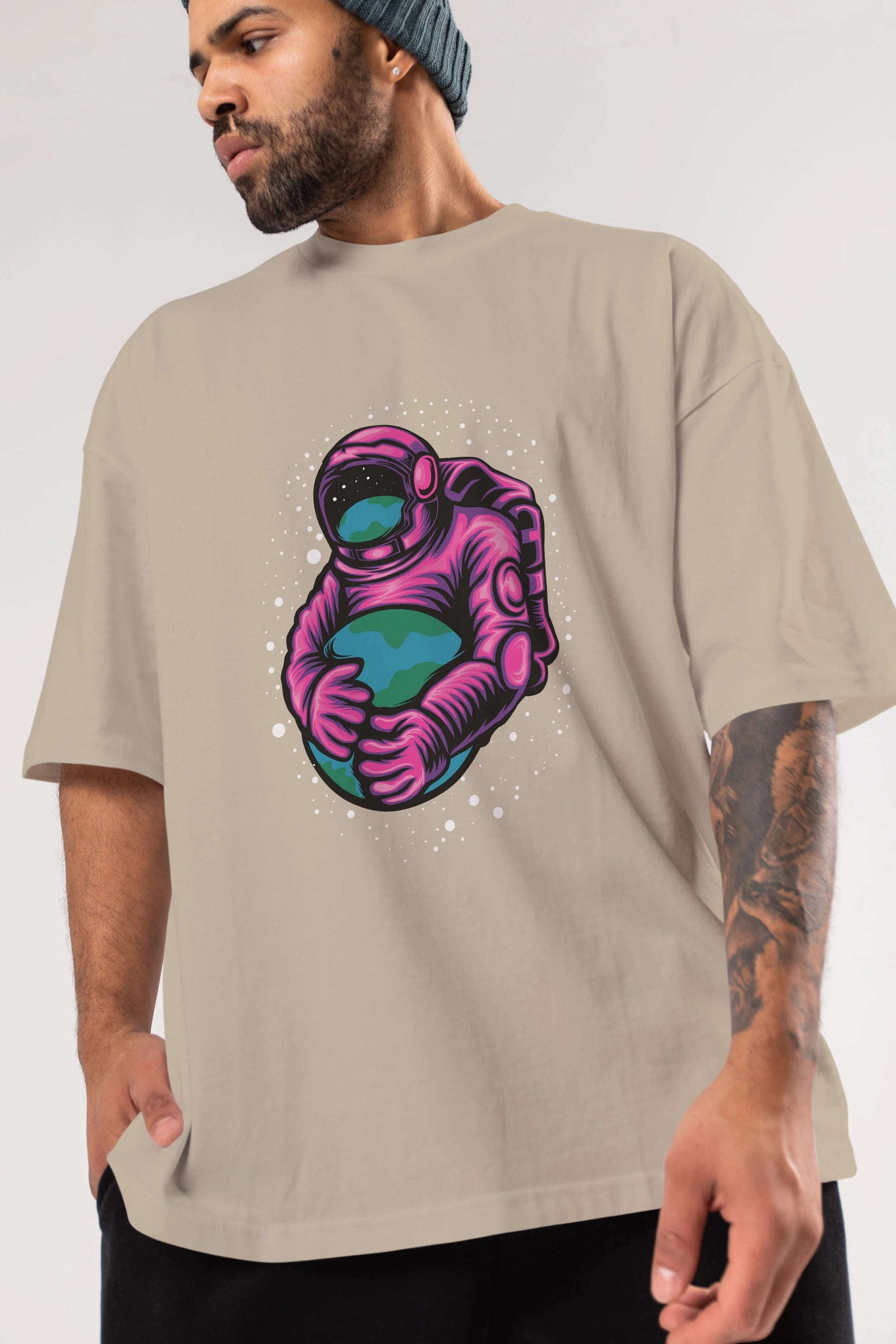 Astronaut Holding Up The Earth Ön Baskılı Oversize t-shirt Erkek Kadın Unisex