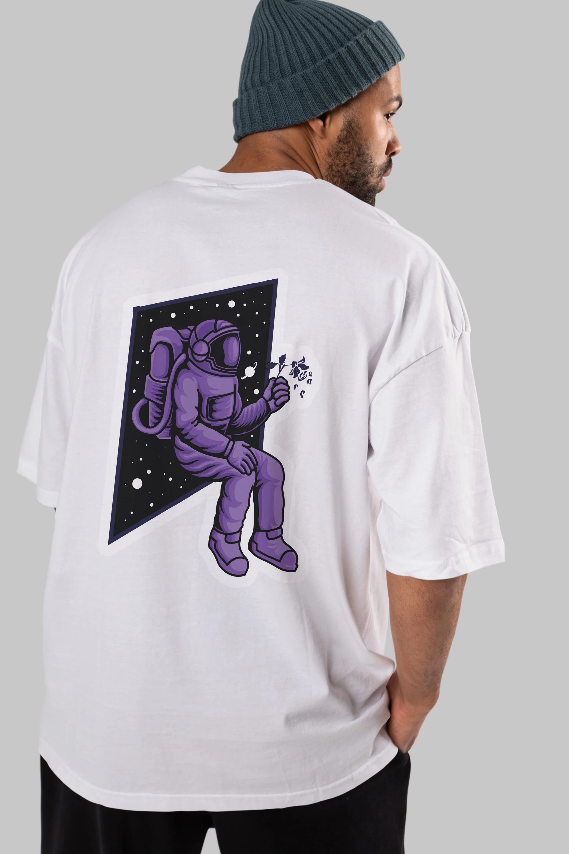 Astronaut holding black rose sticker Arka Baskılı Oversize t-shirt Erkek Kadın Unisex