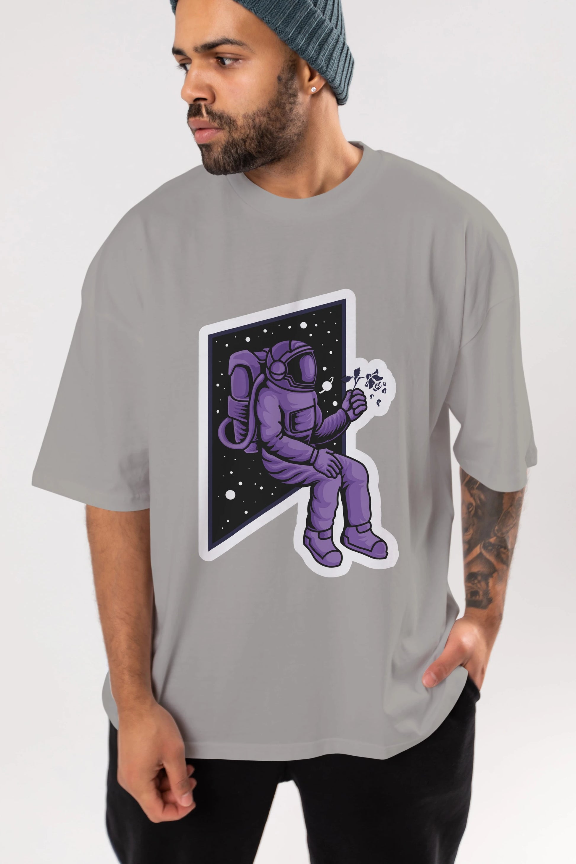 Astronaut holding black rose sticker Ön Baskılı Oversize t-shirt Erkek Kadın Unisex