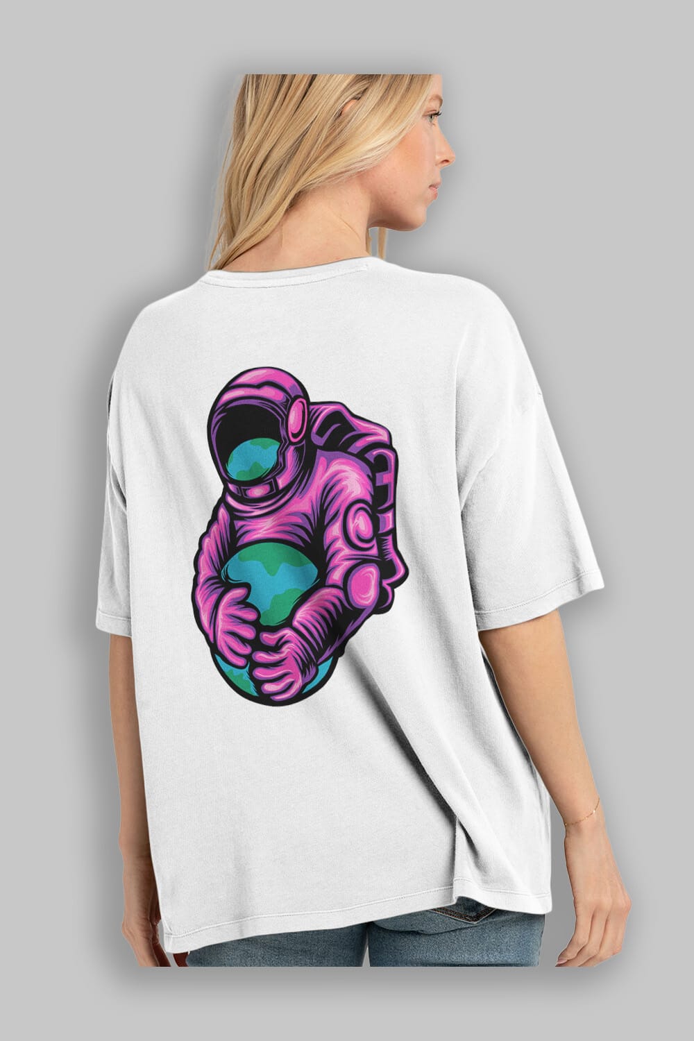 Astronaut Holding Up The Earth Sticker Arka Baskılı Oversize t-shirt Erkek Kadın Unisex
