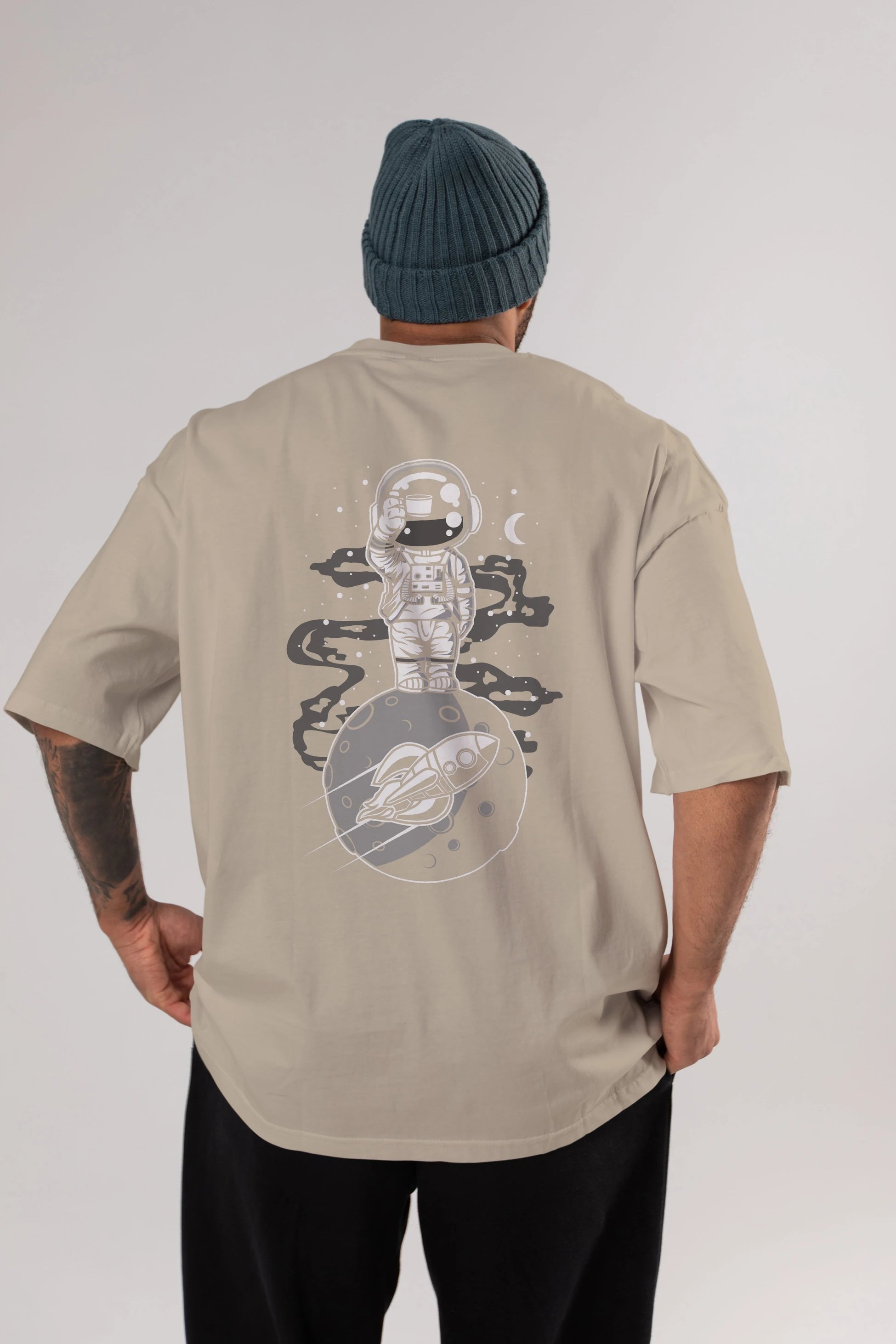 Astronaut Standing On The Moon Arka Baskılı Oversize t-shirt Erkek Kadın Unisex