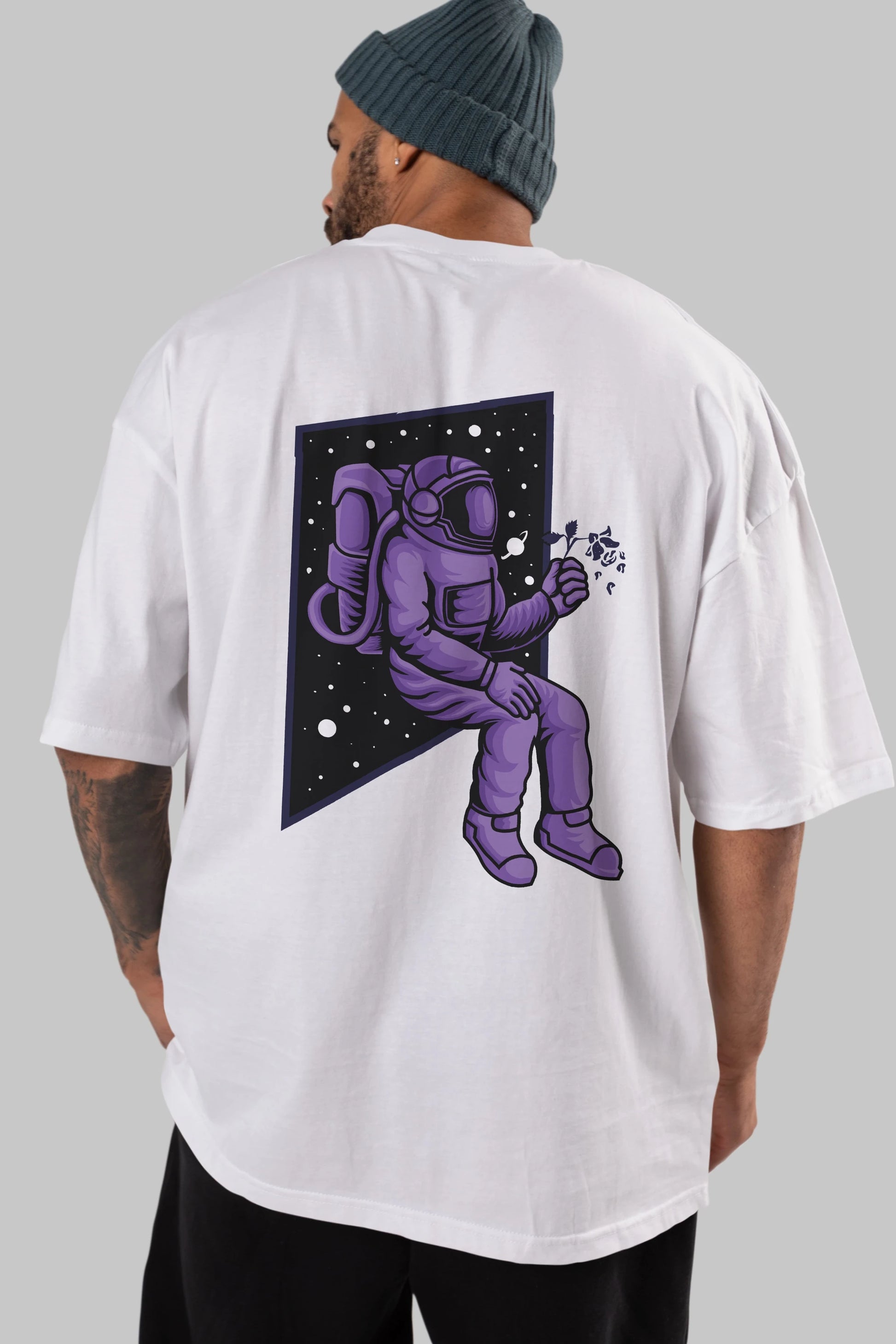 Astronaut holding black rose Arka Baskılı Oversize t-shirt Erkek Kadın Unisex