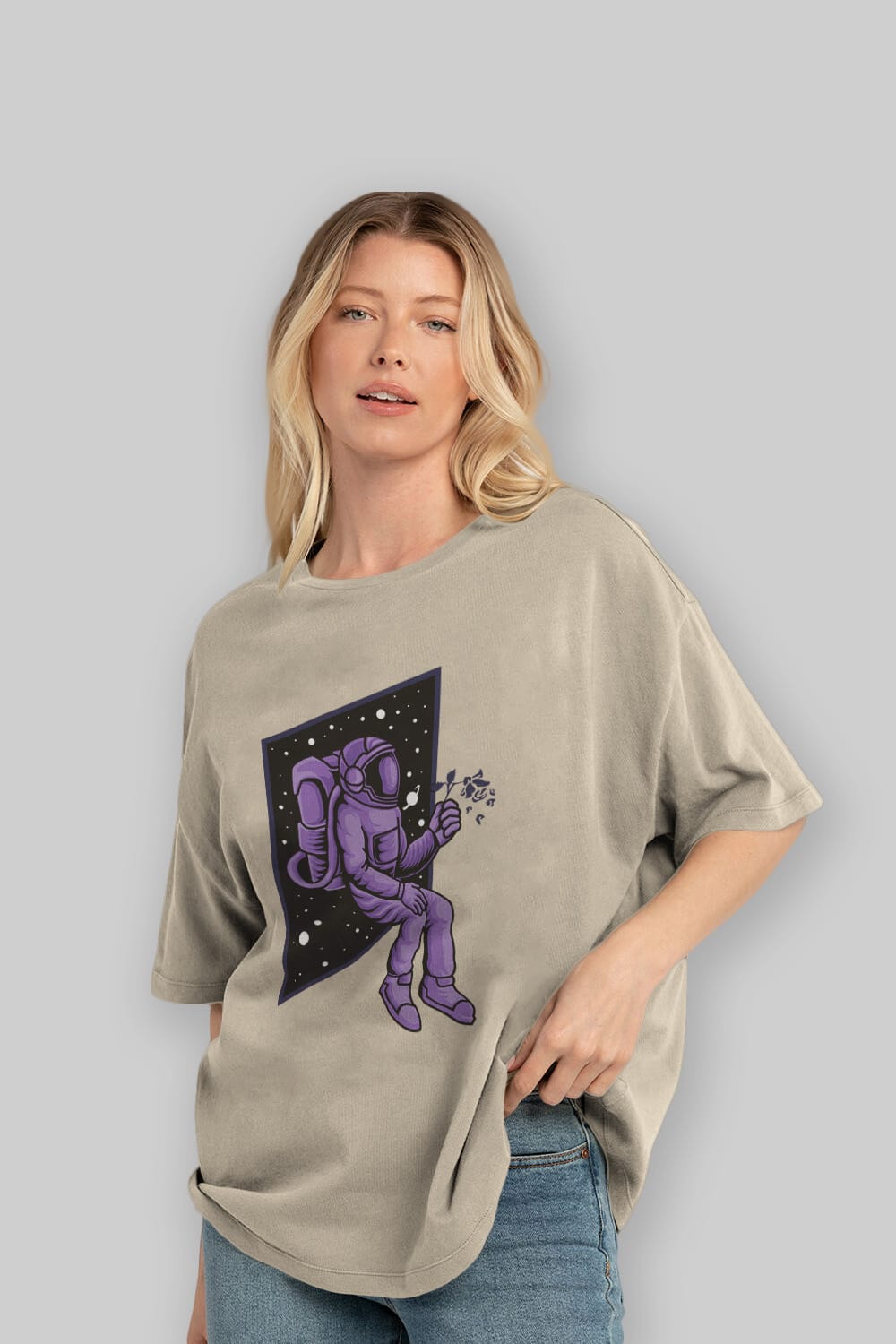 Astronaut holding black rose Ön Baskılı Oversize t-shirt Erkek Kadın Unisex