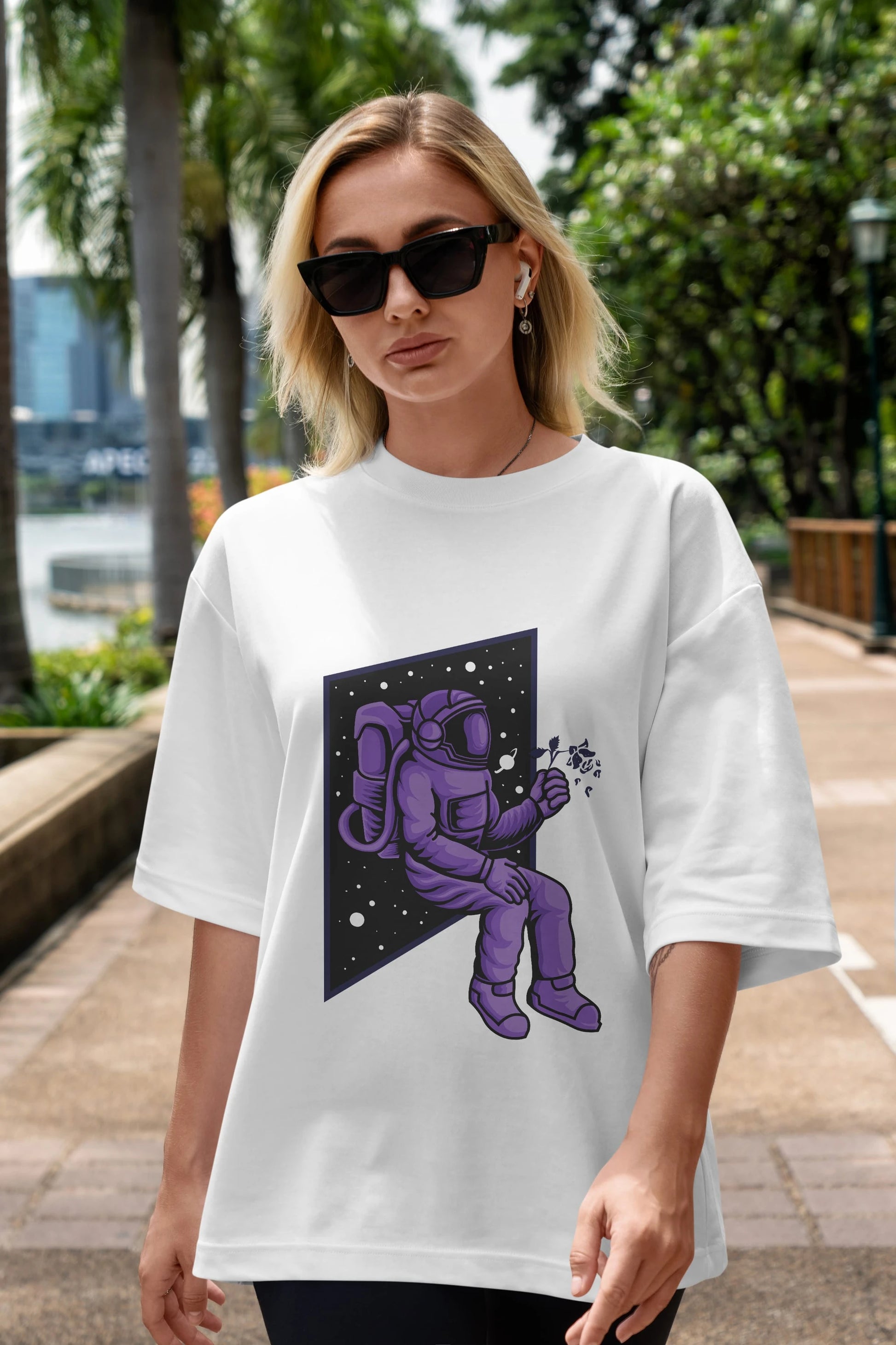 Astronaut holding black rose Ön Baskılı Oversize t-shirt Erkek Kadın Unisex