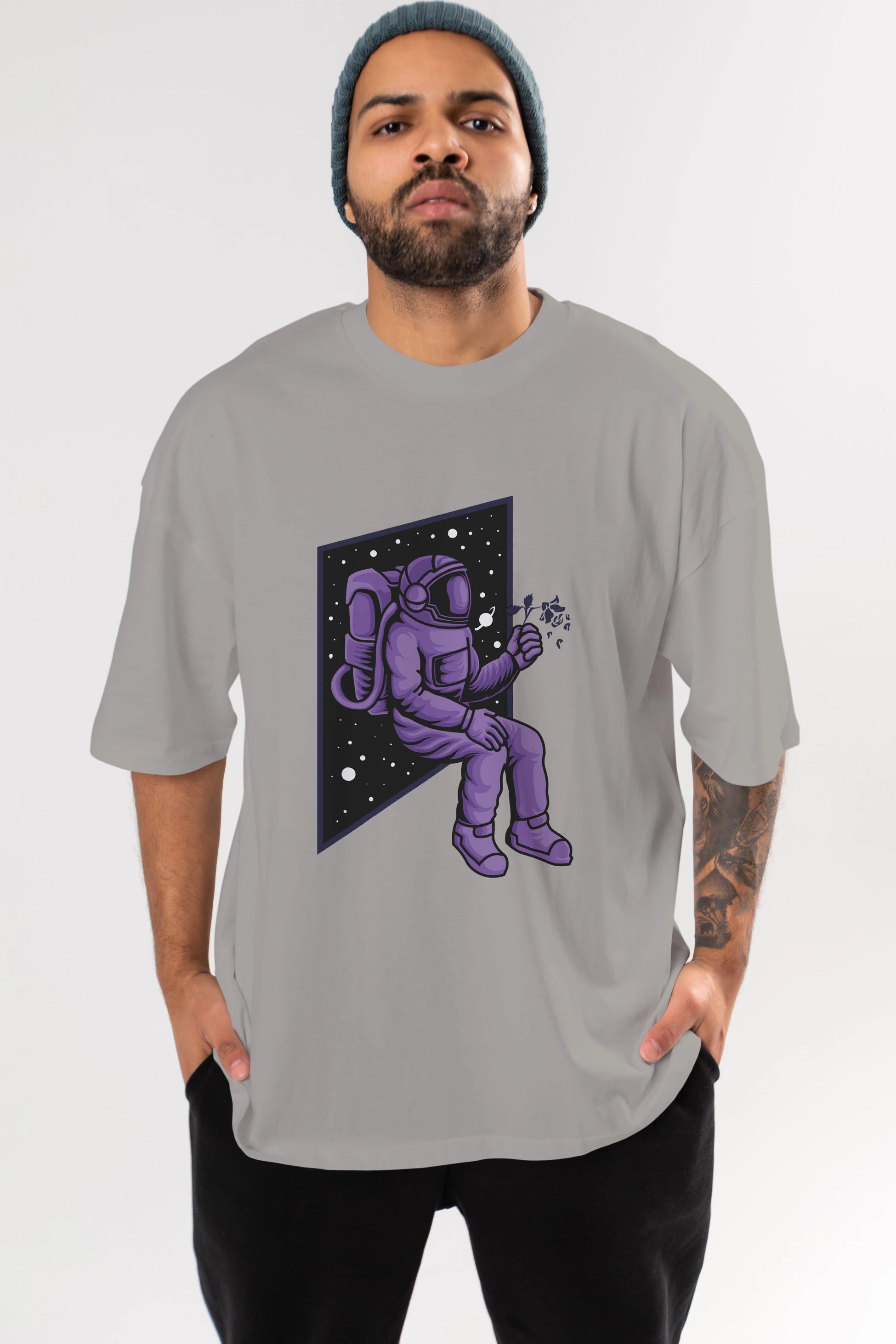 Astronaut holding black rose Ön Baskılı Oversize t-shirt Erkek Kadın Unisex