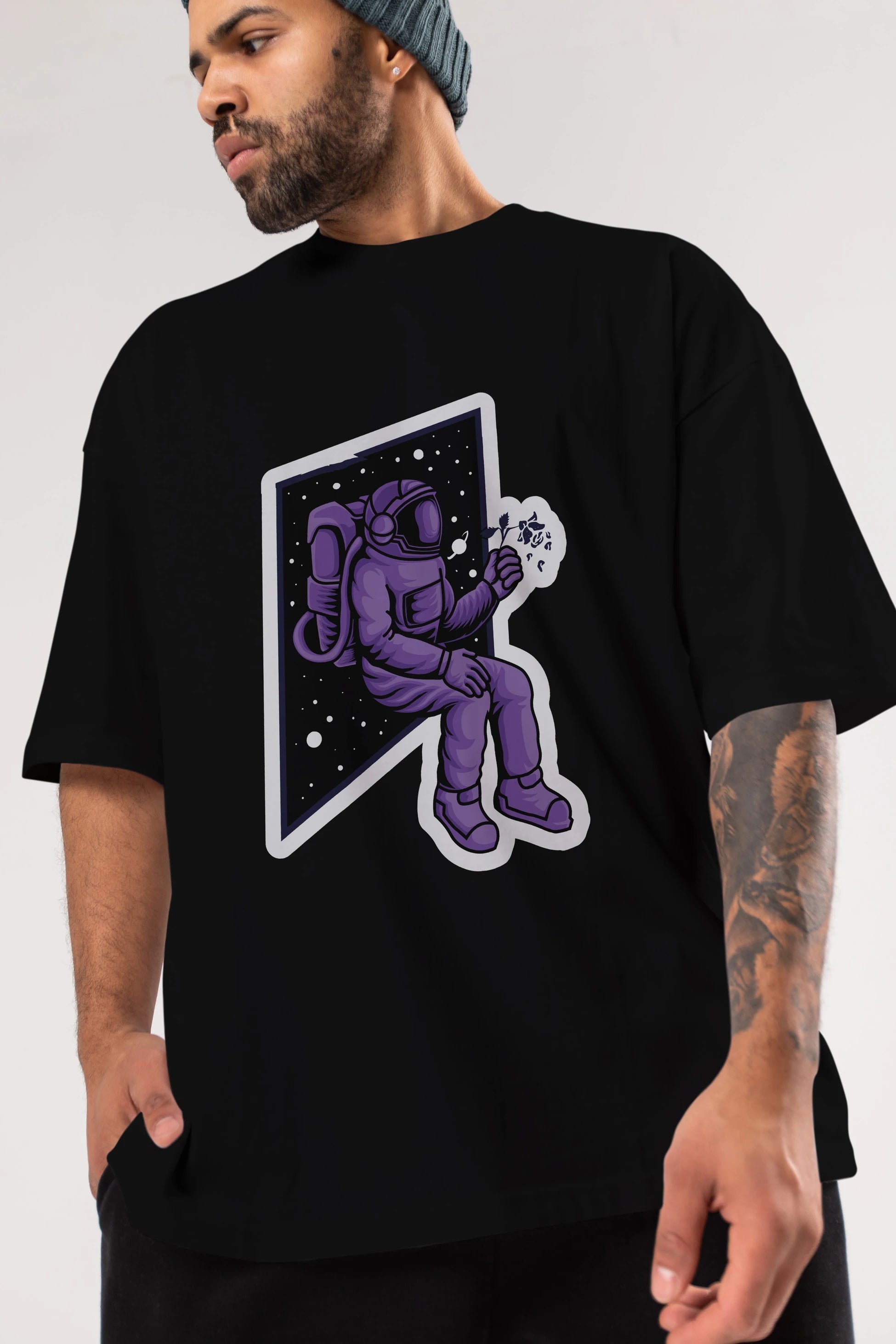 Astronaut holding black rose sticker Ön Baskılı Oversize t-shirt Erkek Kadın Unisex