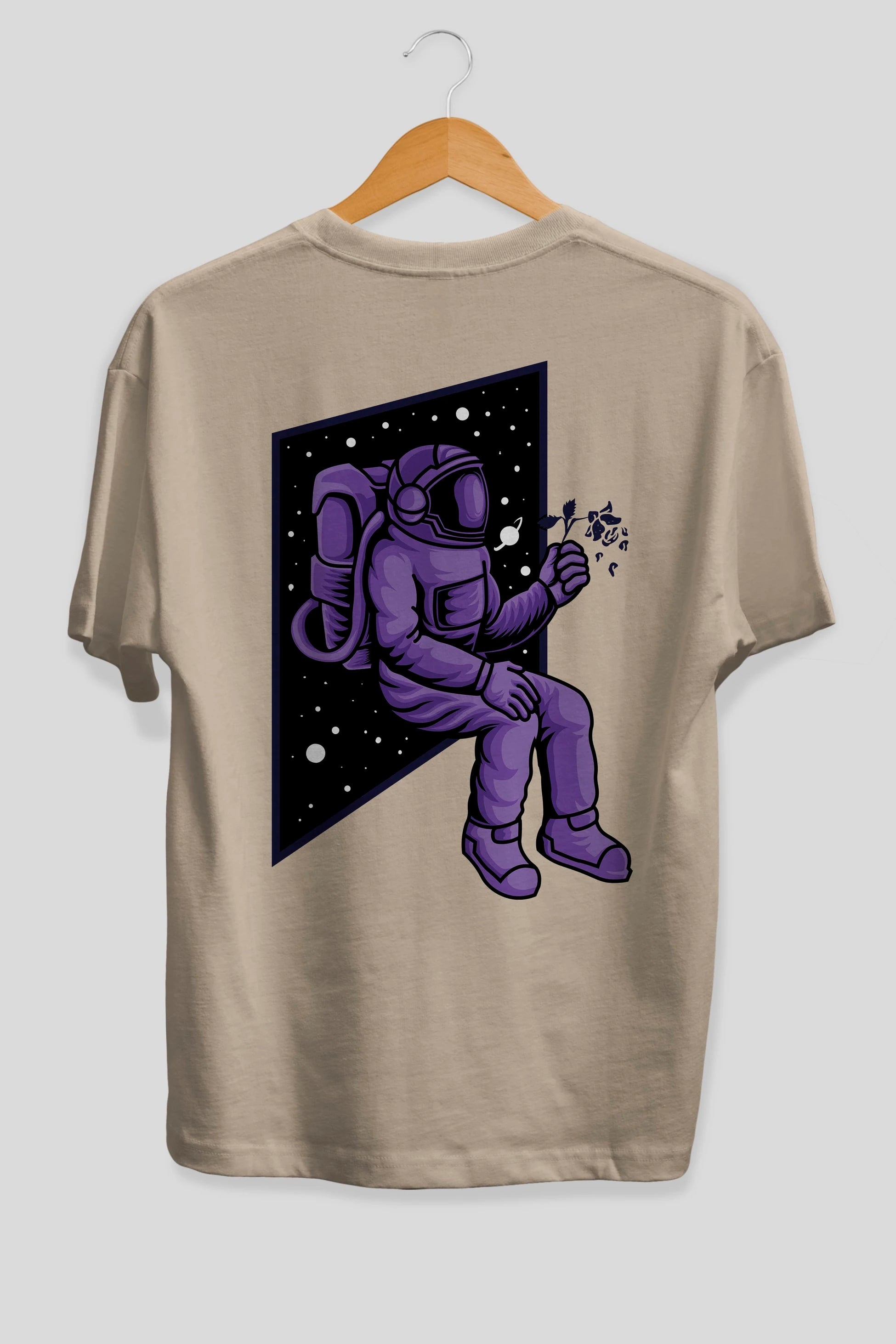 Astronaut holding black rose Arka Baskılı Oversize t-shirt Erkek Kadın Unisex