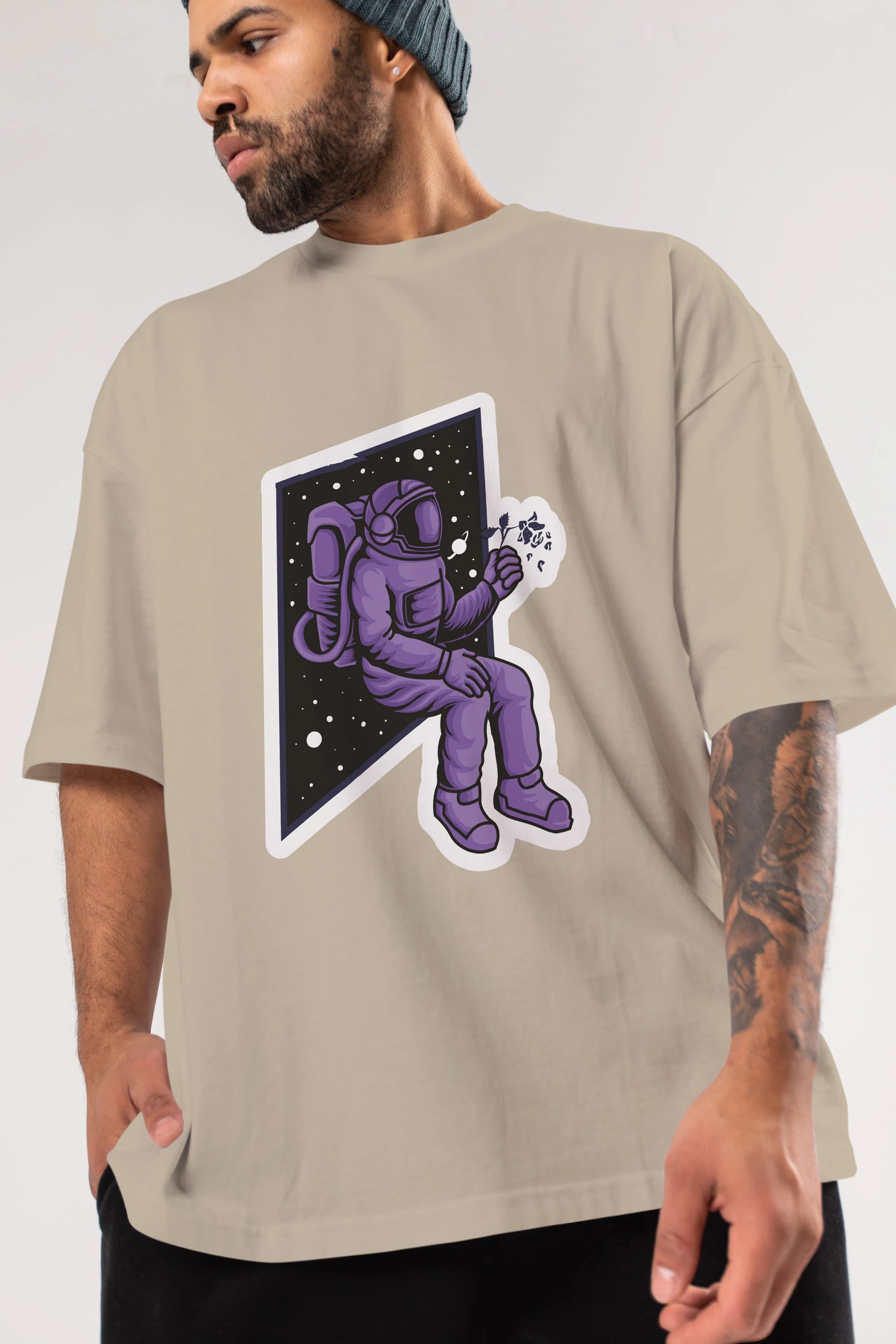 Astronaut holding black rose sticker Ön Baskılı Oversize t-shirt Erkek Kadın Unisex