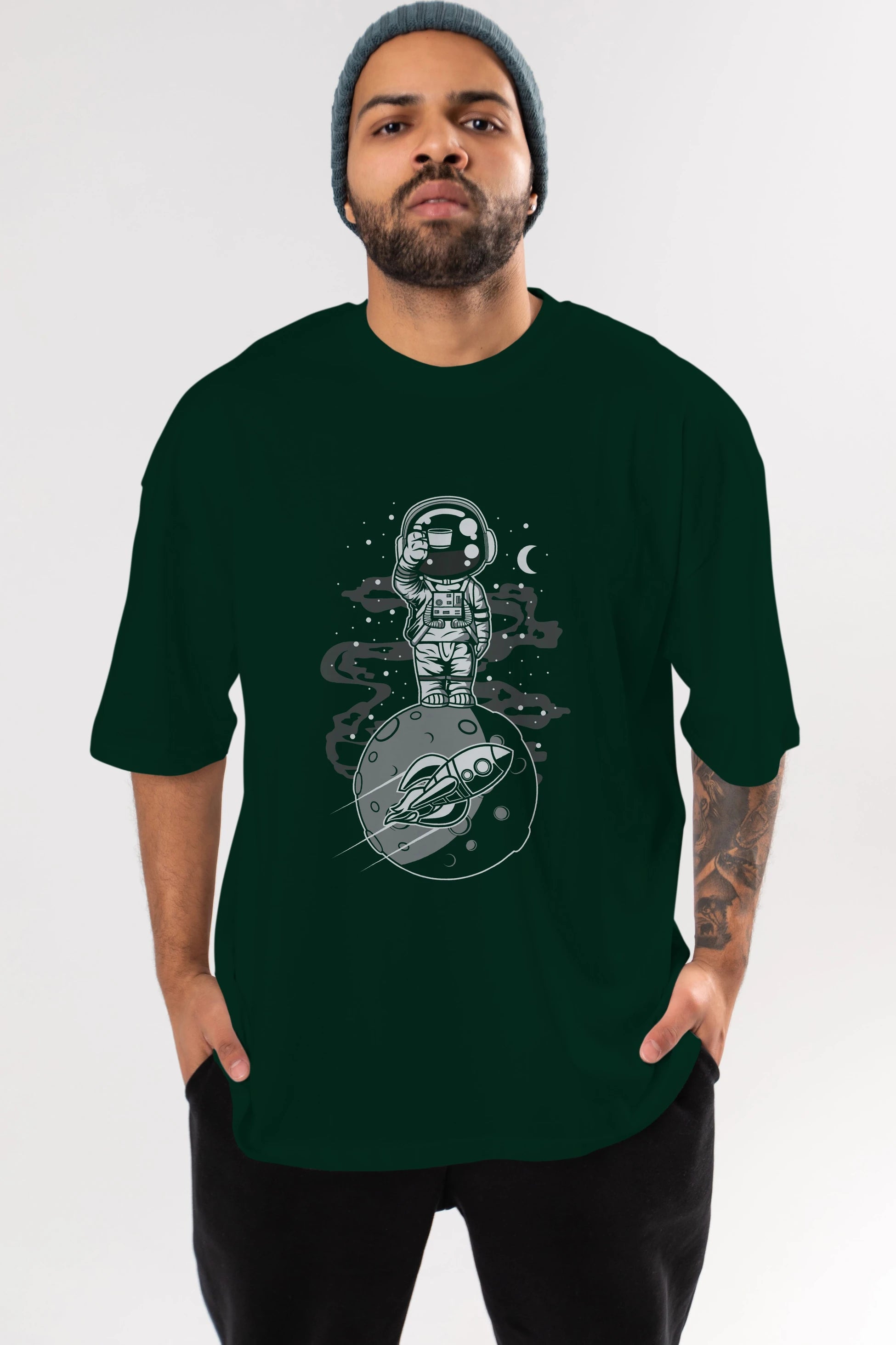 Astronaut Standing On The Moon Ön Baskılı Oversize t-shirt Erkek Kadın Unisex