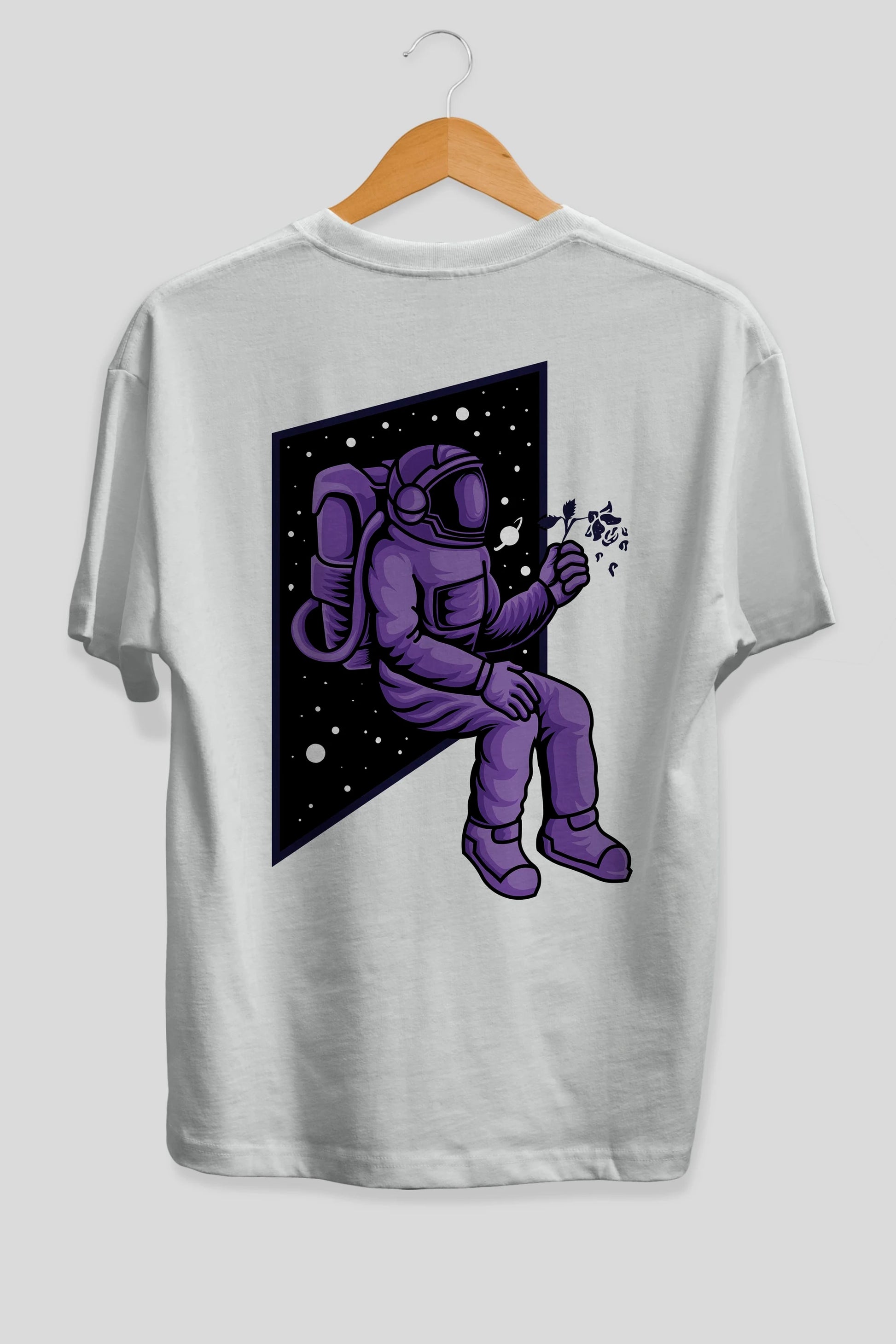 Astronaut holding black rose Arka Baskılı Oversize t-shirt Erkek Kadın Unisex