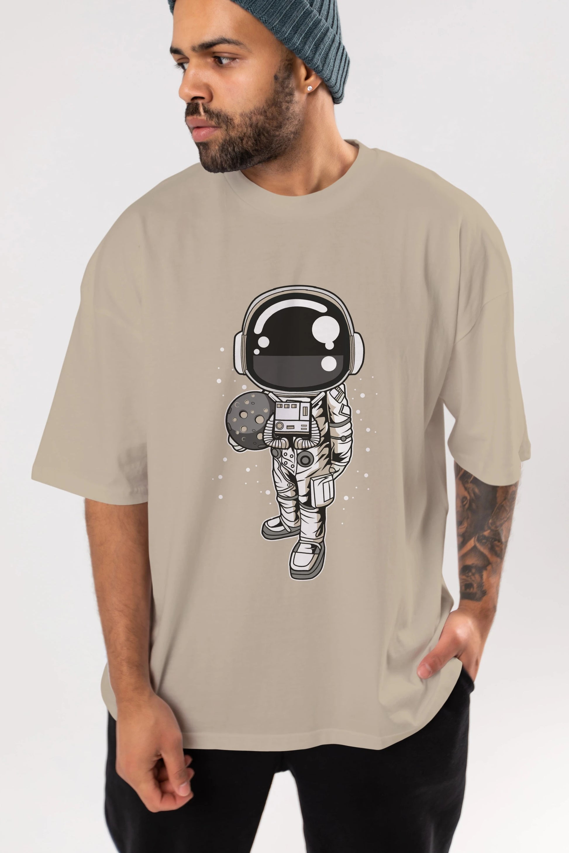 Astronaut Holding The Moon Ön Baskılı Oversize t-shirt Erkek Kadın Unisex