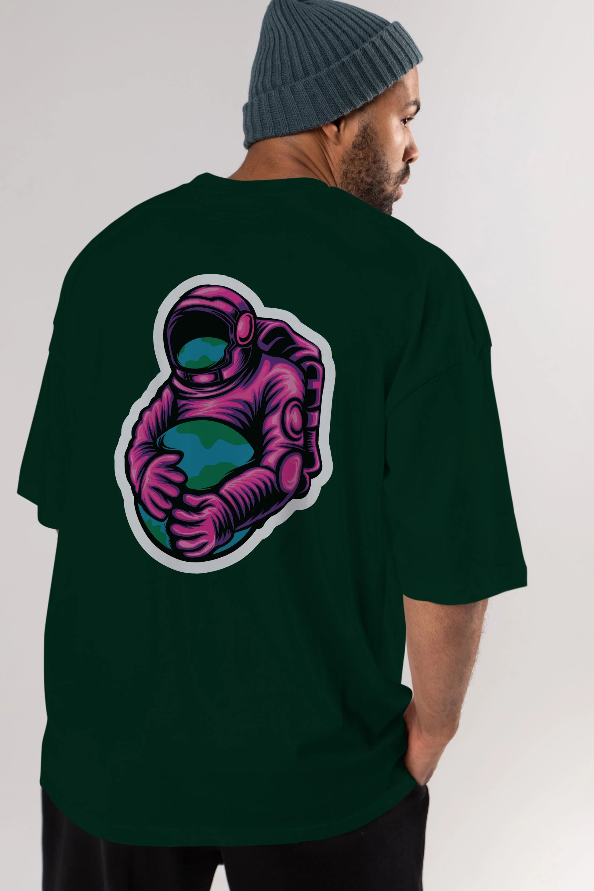 Astronaut Holding Up The Earth Sticker Arka Baskılı Oversize t-shirt Erkek Kadın Unisex