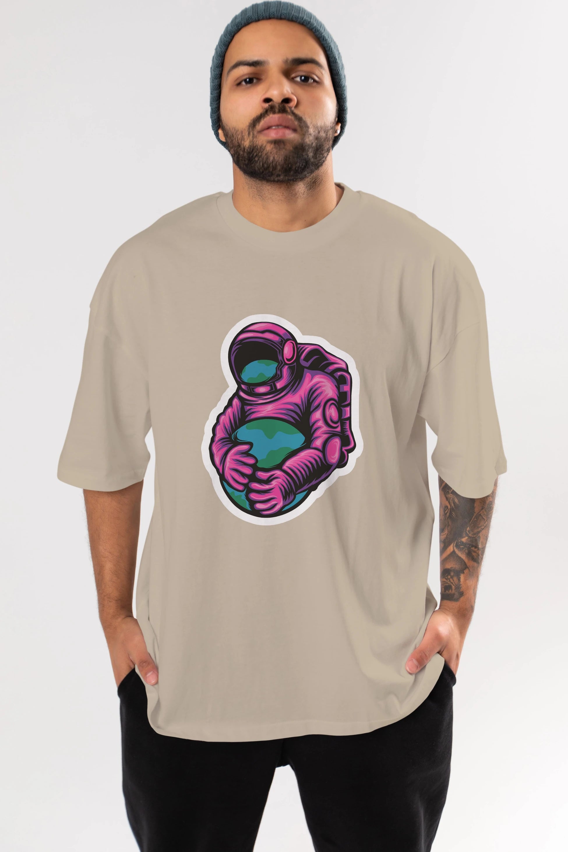 Astronaut Holding Up The Earth Sticker Ön Baskılı Oversize t-shirt Erkek Kadın Unisex