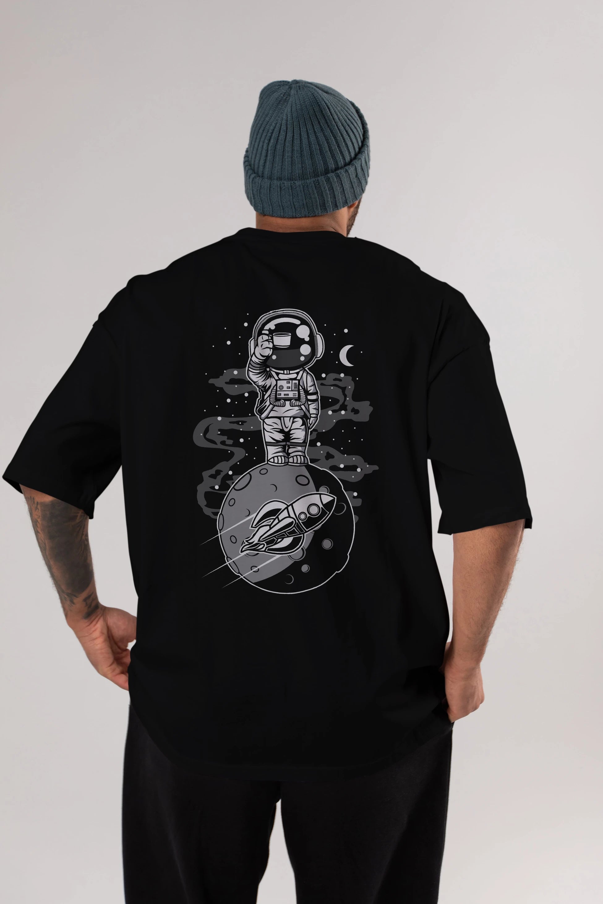 Astronaut Standing On The Moon Arka Baskılı Oversize t-shirt Erkek Kadın Unisex