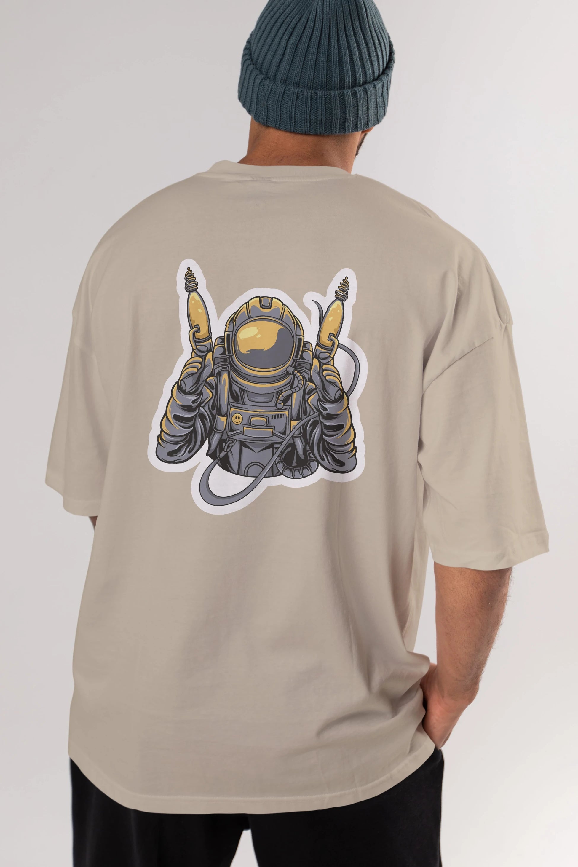 Alien Hunter Sticker Arka Baskılı Oversize t-shirt Erkek Kadın Unisex