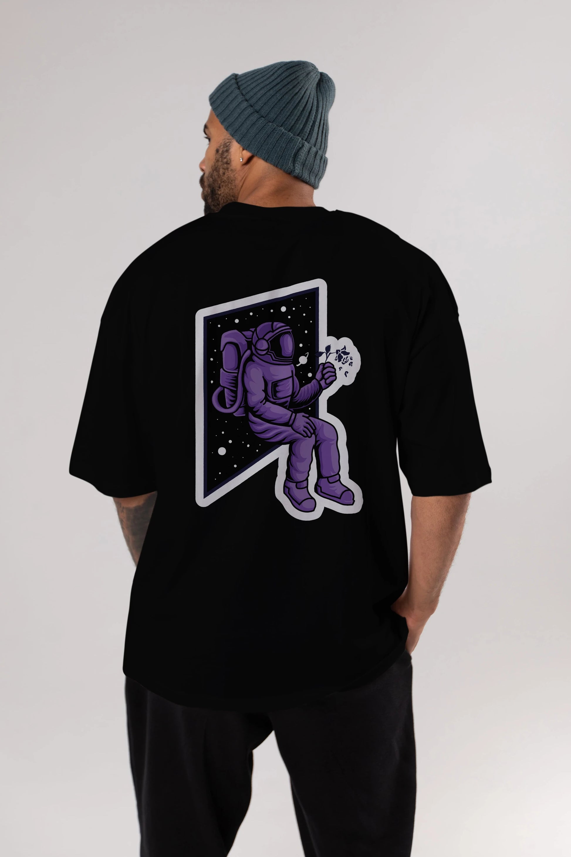 Astronaut holding black rose sticker Arka Baskılı Oversize t-shirt Erkek Kadın Unisex