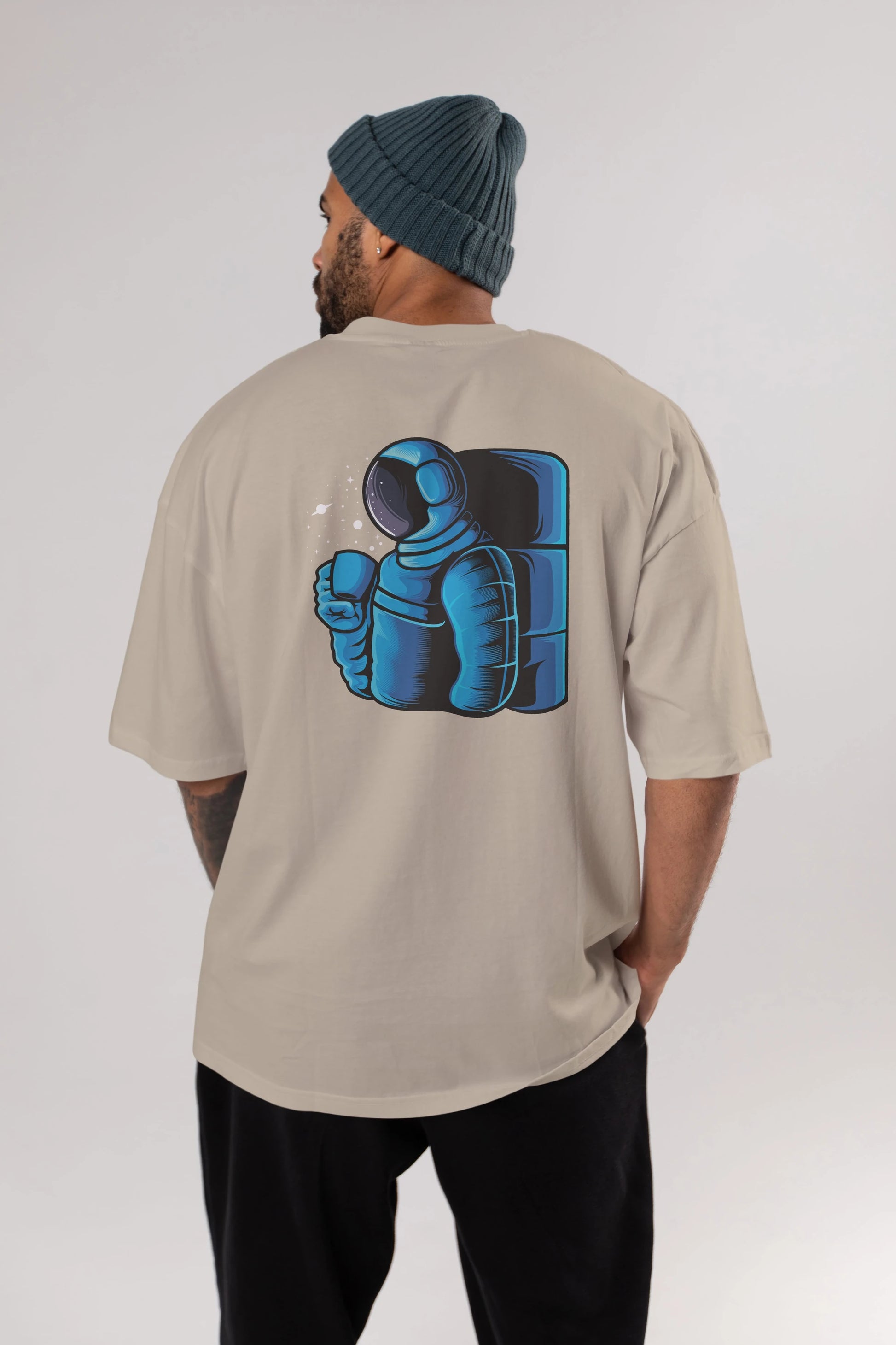 Drinking coffee in space Arka Baskılı Oversize t-shirt Erkek Kadın Unisex