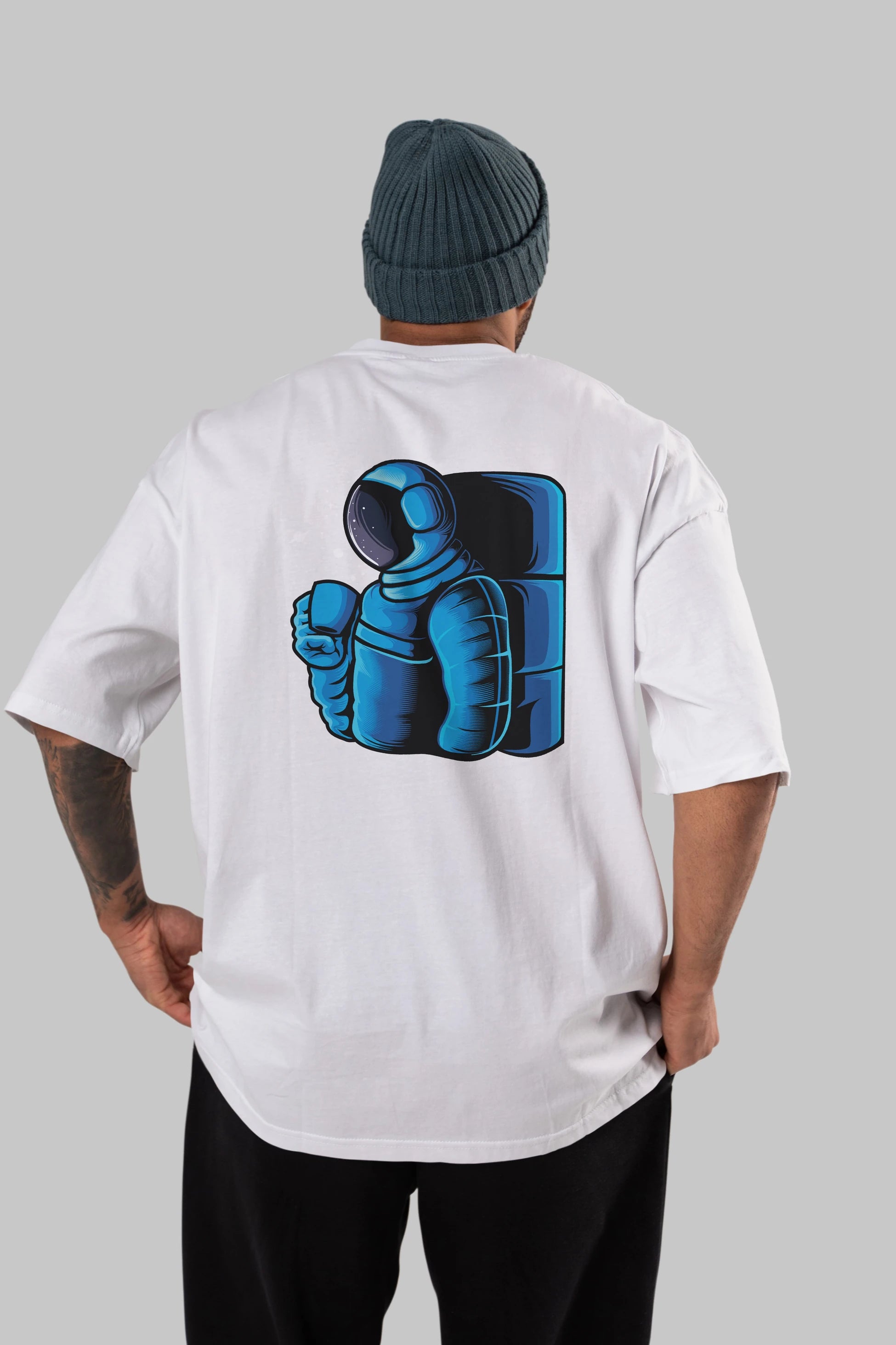 Drinking coffee in space Arka Baskılı Oversize t-shirt Erkek Kadın Unisex