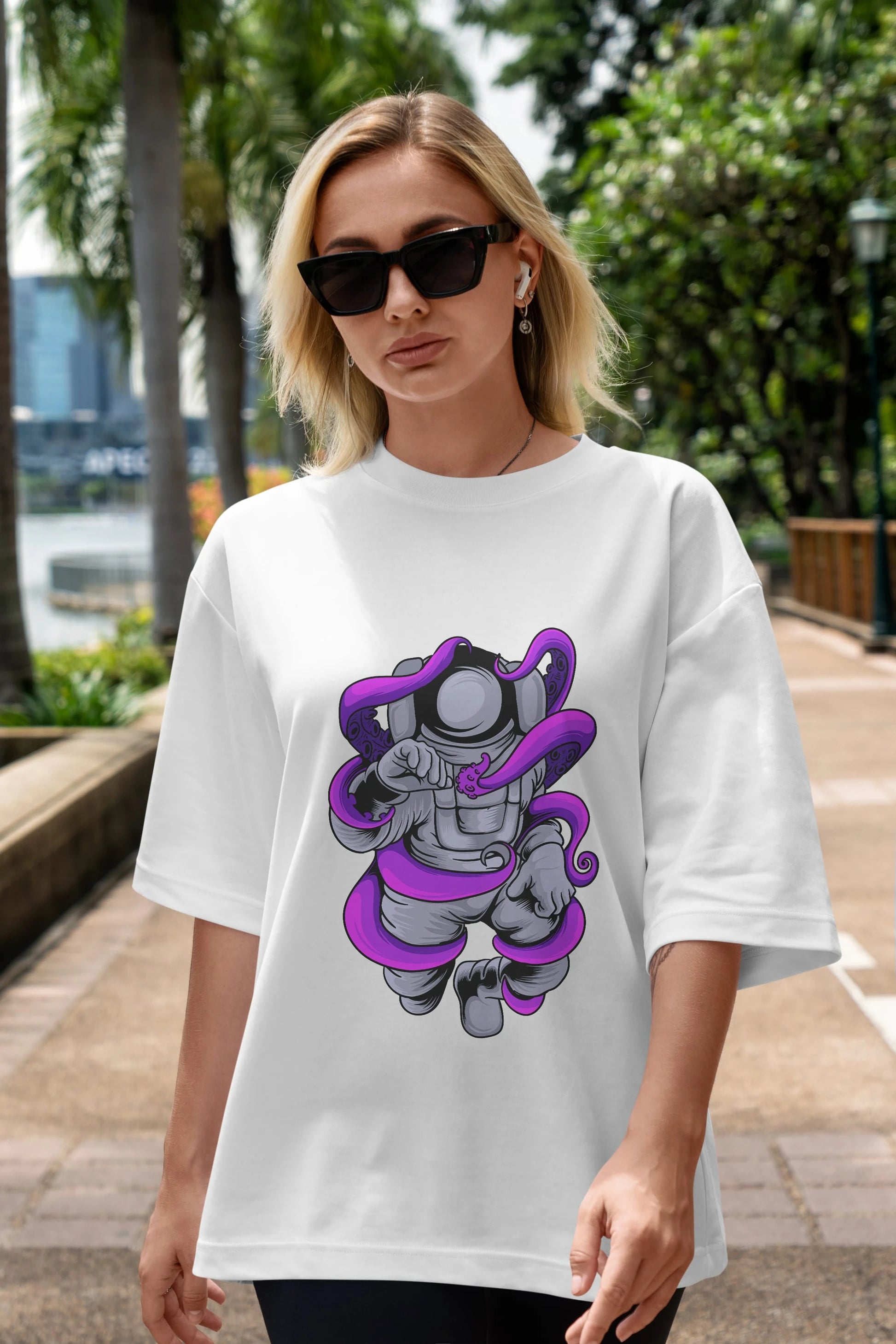 Astronaut fighting octopus Ön Baskılı Oversize t-shirt Erkek Kadın Unisex