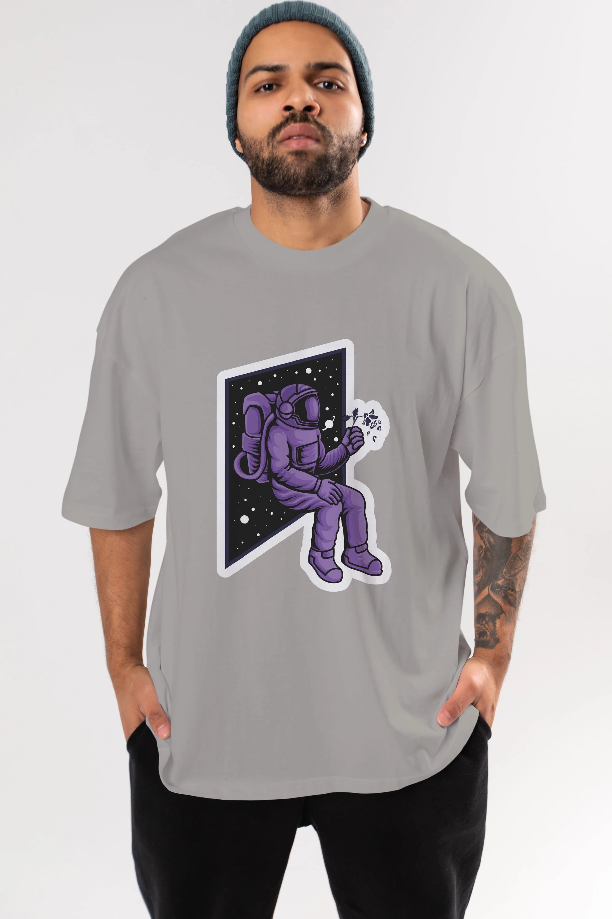 Astronaut holding black rose sticker Ön Baskılı Oversize t-shirt Erkek Kadın Unisex