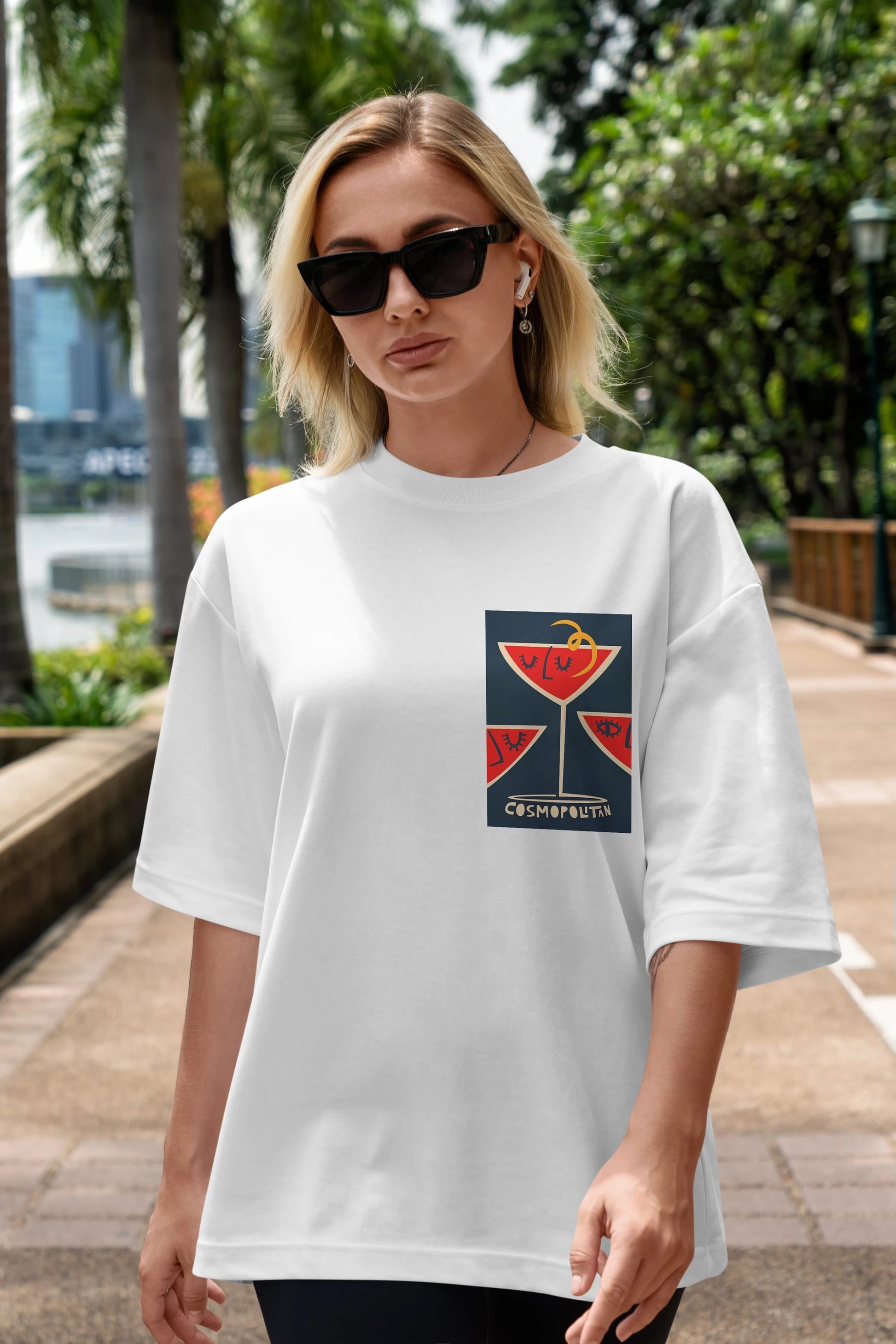 Cosmopolitan 4 Ön Sol Baskılı Oversize t-shirt Erkek Kadın Unisex %100 Pamuk Bisiklet Yaka tişort
