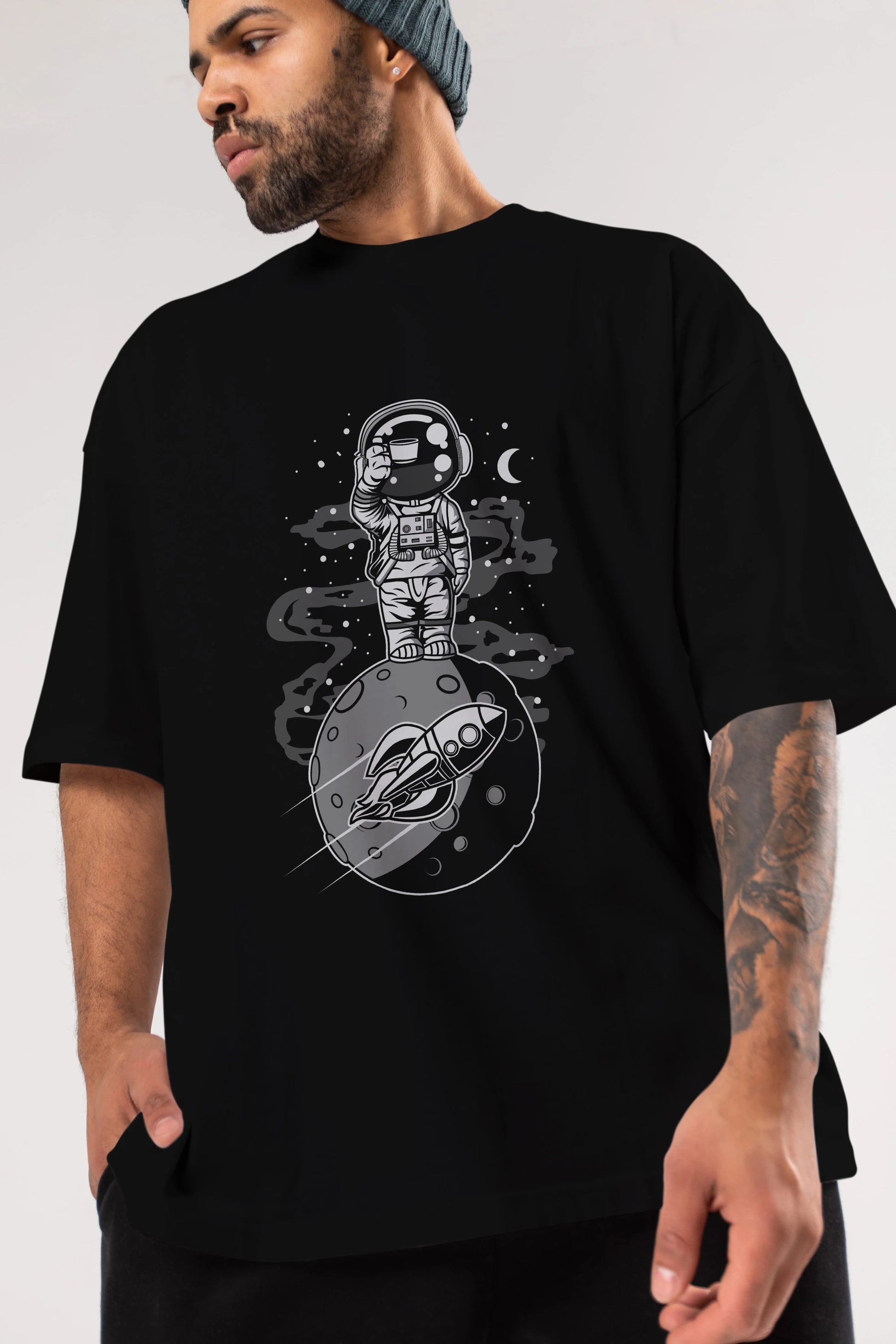 Astronaut Standing On The Moon Ön Baskılı Oversize t-shirt Erkek Kadın Unisex
