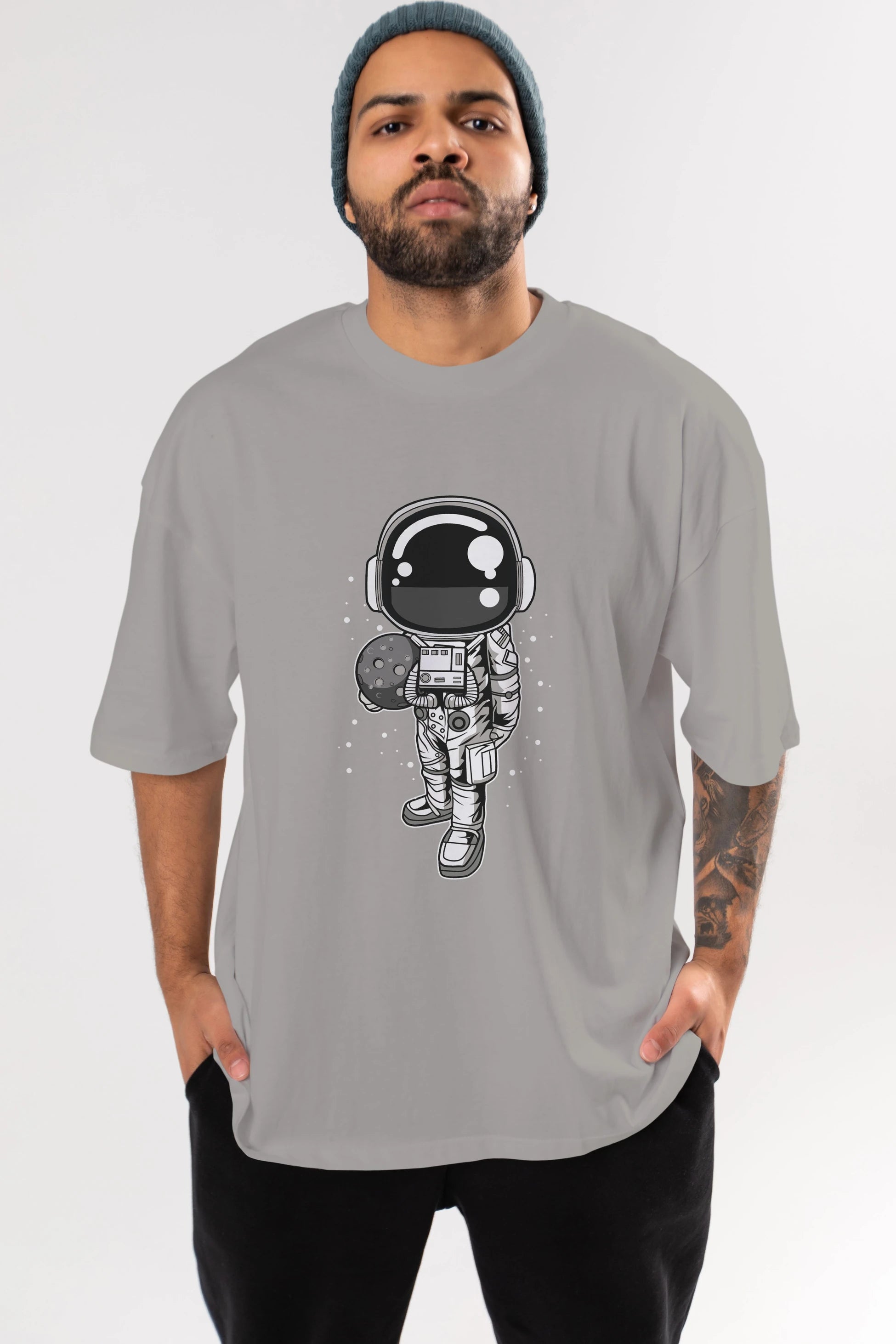 Astronaut Holding The Moon Ön Baskılı Oversize t-shirt Erkek Kadın Unisex