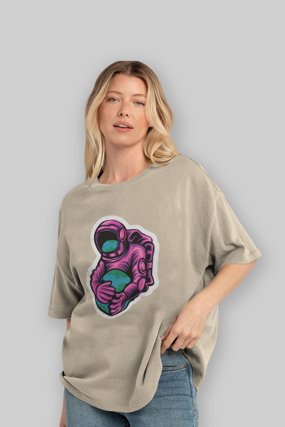 Astronaut Holding Up The Earth Sticker Ön Baskılı Oversize t-shirt Erkek Kadın Unisex